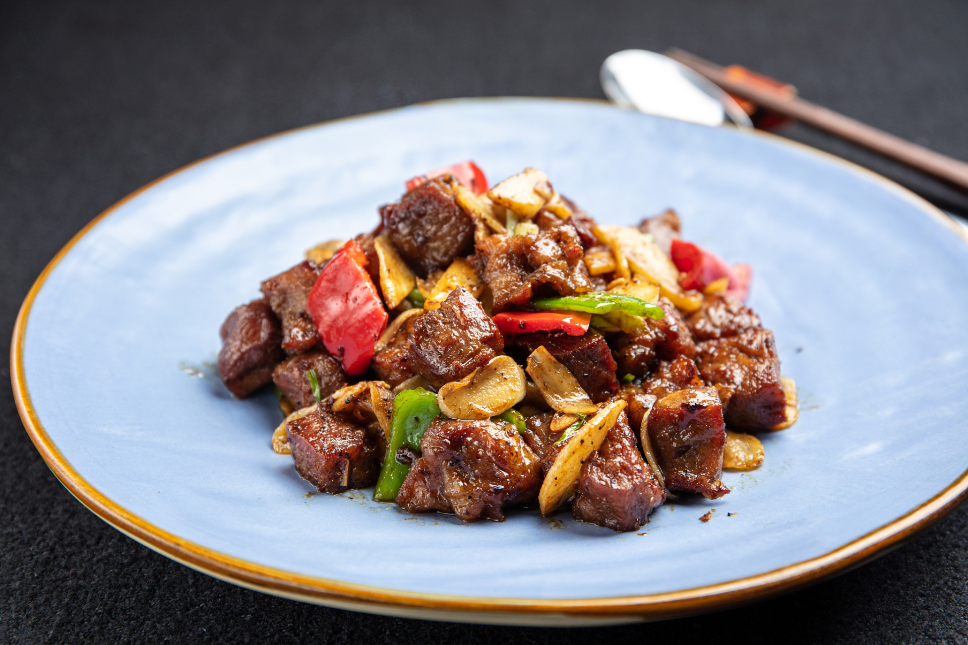 来,咱们聊聊这道让人欲罢不能的牛肉大餐——黑椒牛肉粒!