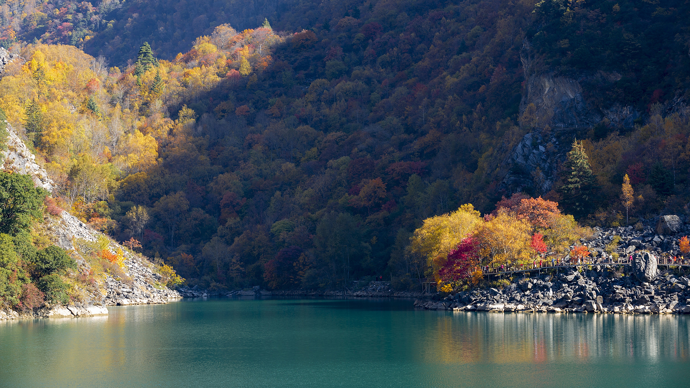这个景区位于茂县的西北溪古镇镇,松坪沟乡境内,由叠溪古镇和松坪沟两
