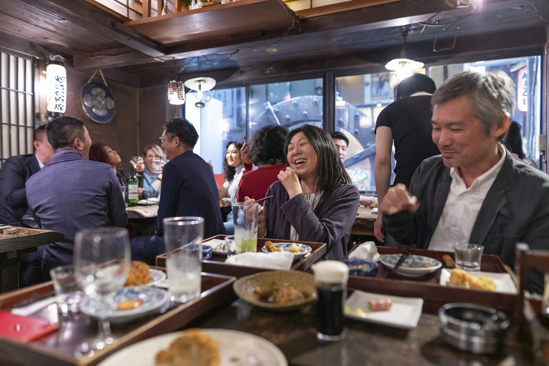 饭店吃饭的照片图片