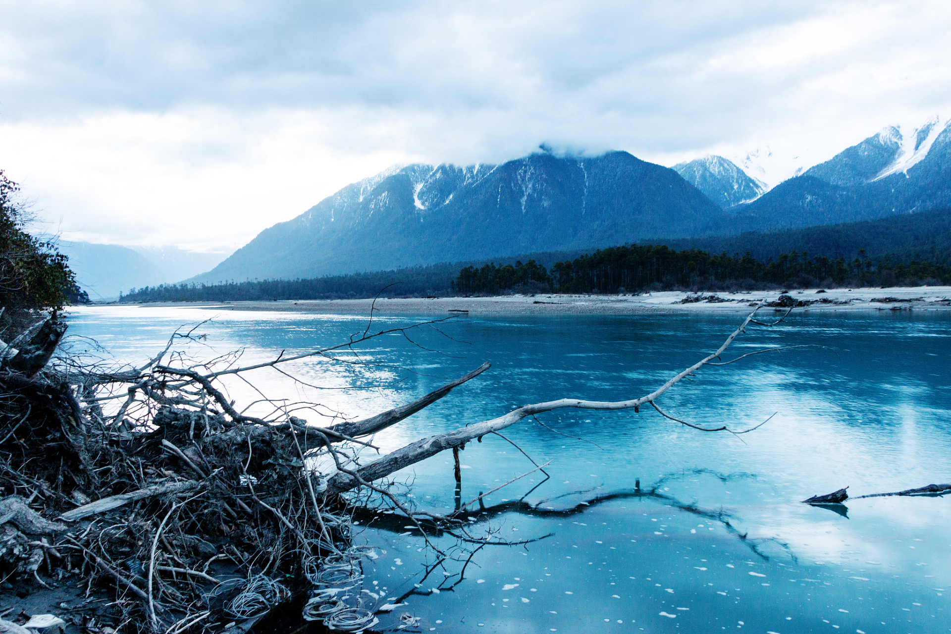 春日冰川湖泊,冰蓝湖水映照着天空的纯净.