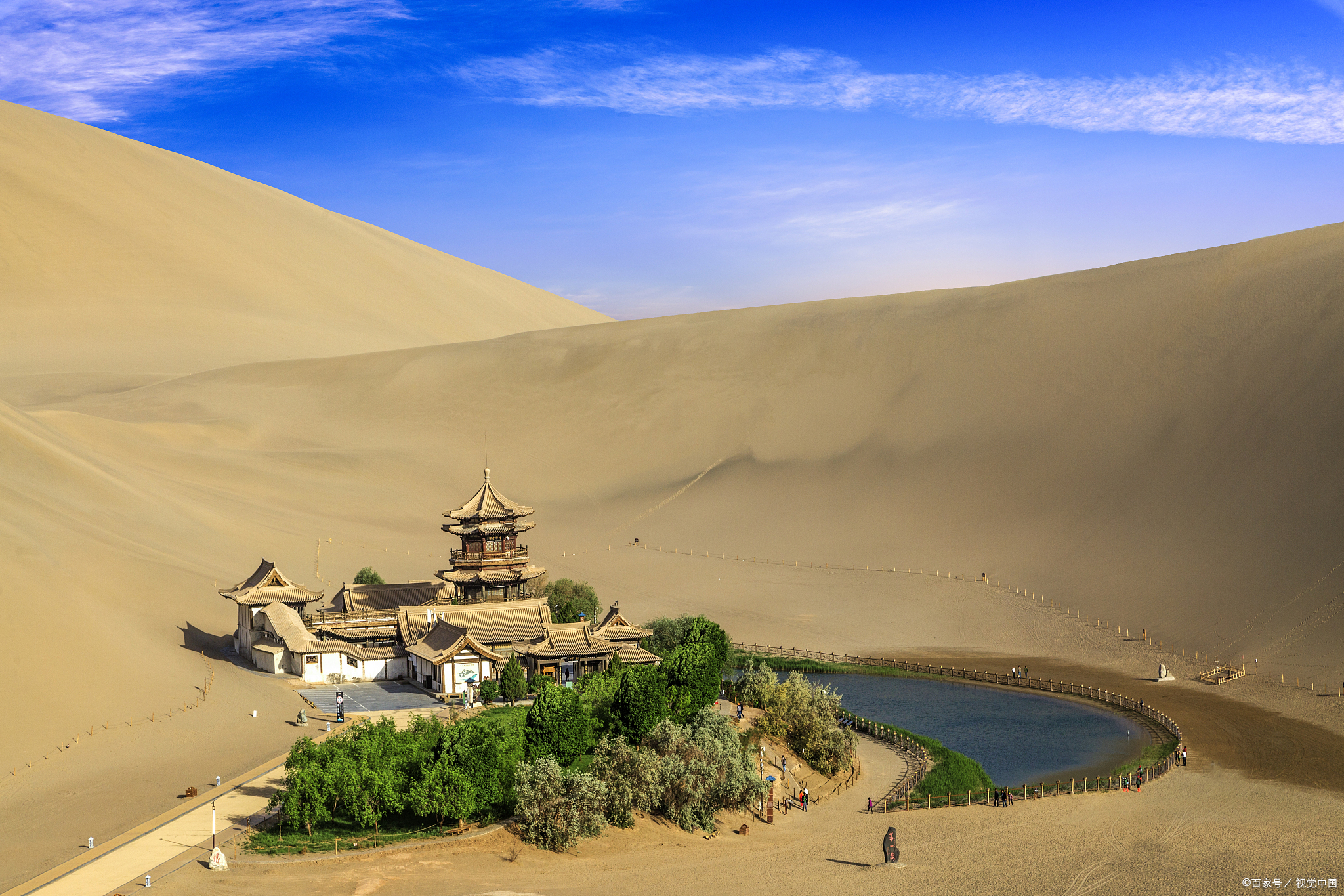 打卡鸣沙山下,月牙泉边,看沙漠中的绿洲奇缘!