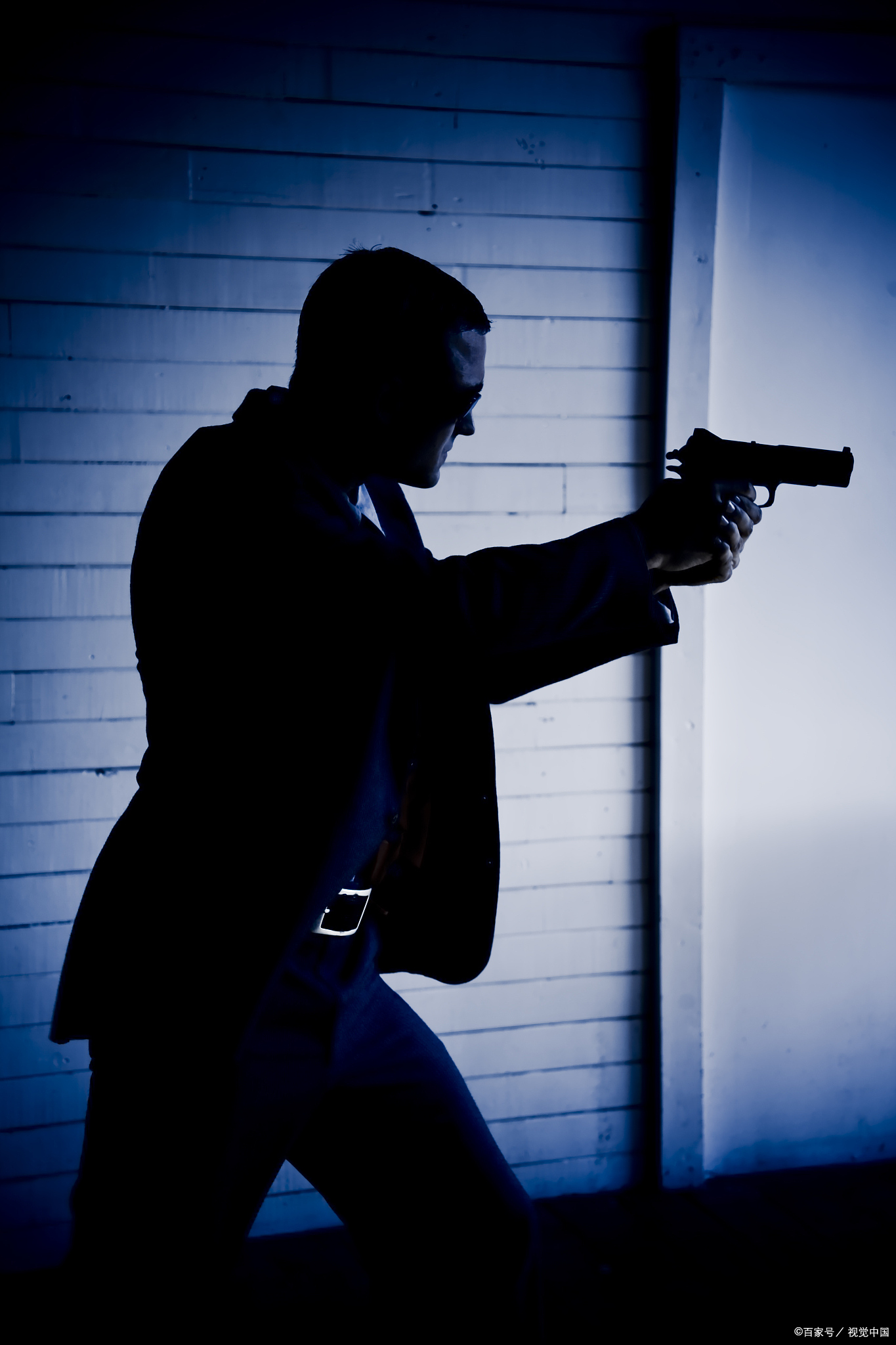 然后就泊┪髯 拿枪拿枪对着你脸壁纸好人就得被人拿枪指着图片拿枪拿