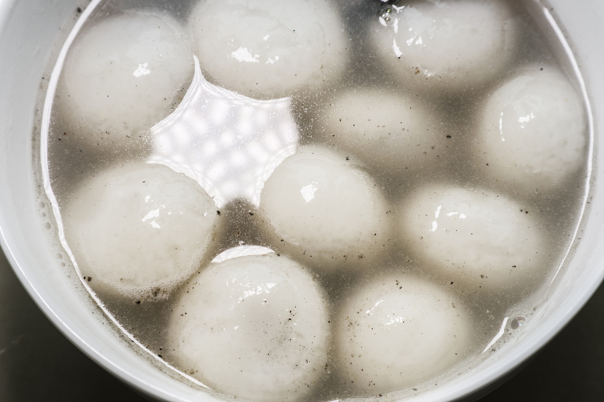 珍珠圆子是一种传统的中国小吃,它是由糯米粉和水混合而成的面团制成