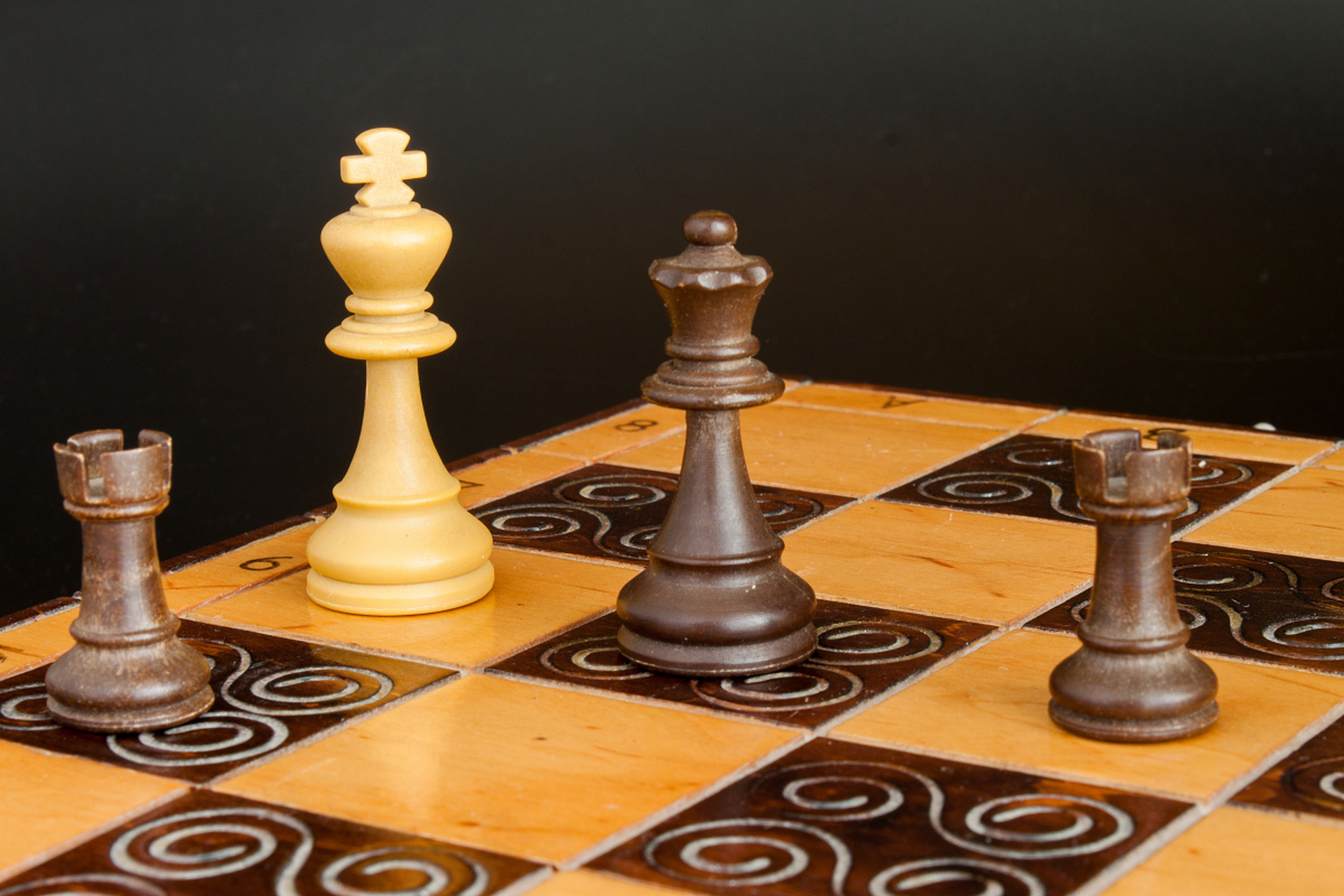 国际象棋是一种文化内涵丰富的棋类游戏,起源于印度,后传播到欧洲.