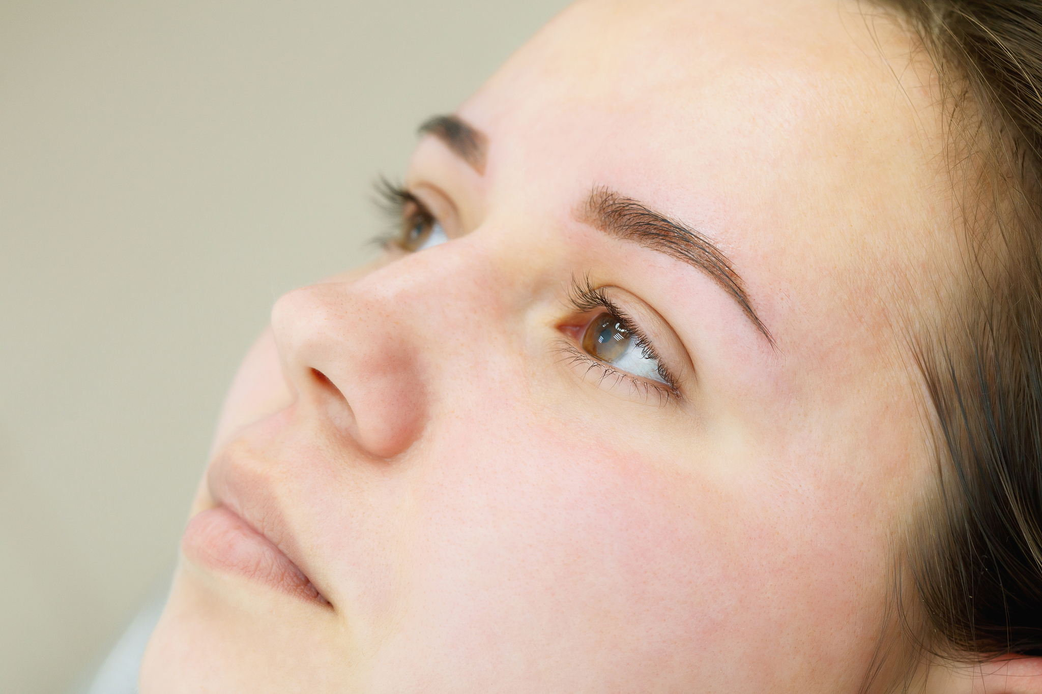 整眉中的刺绣眉和微型切口纹眉有何不同?整眉过程中如何避免坑?