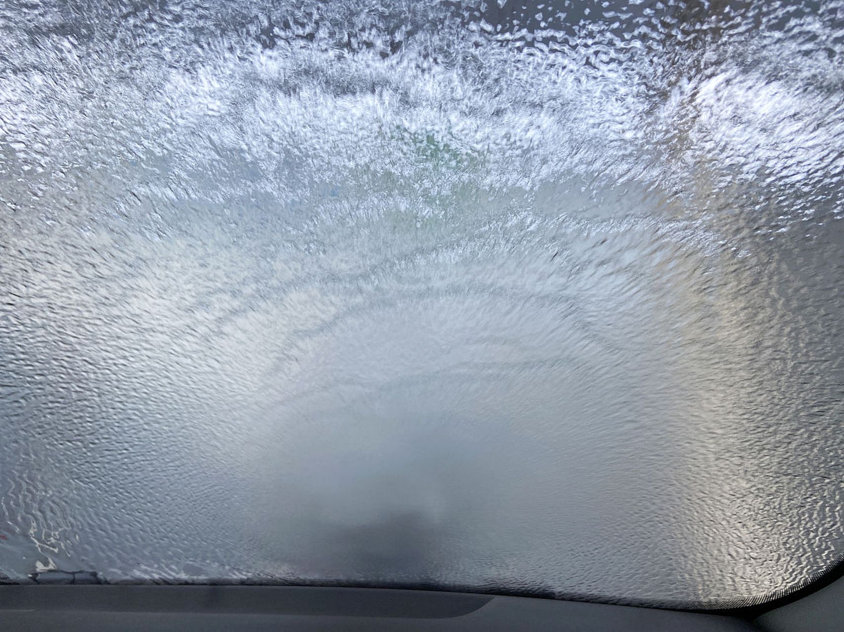 解决车窗玻璃起雾的攻略,帮助大家平安出行  车窗玻璃起雾是许多驾车