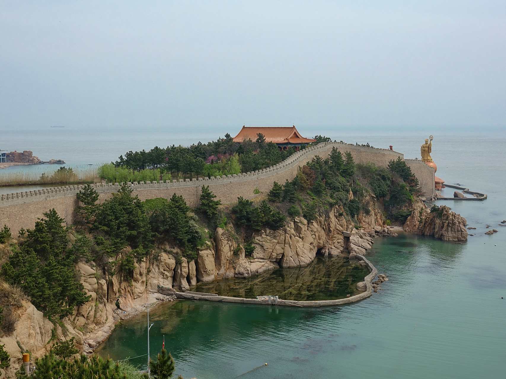 荣成石岛赤山风景区,位于中国山东省威海市荣成市,是一个集自然风光与