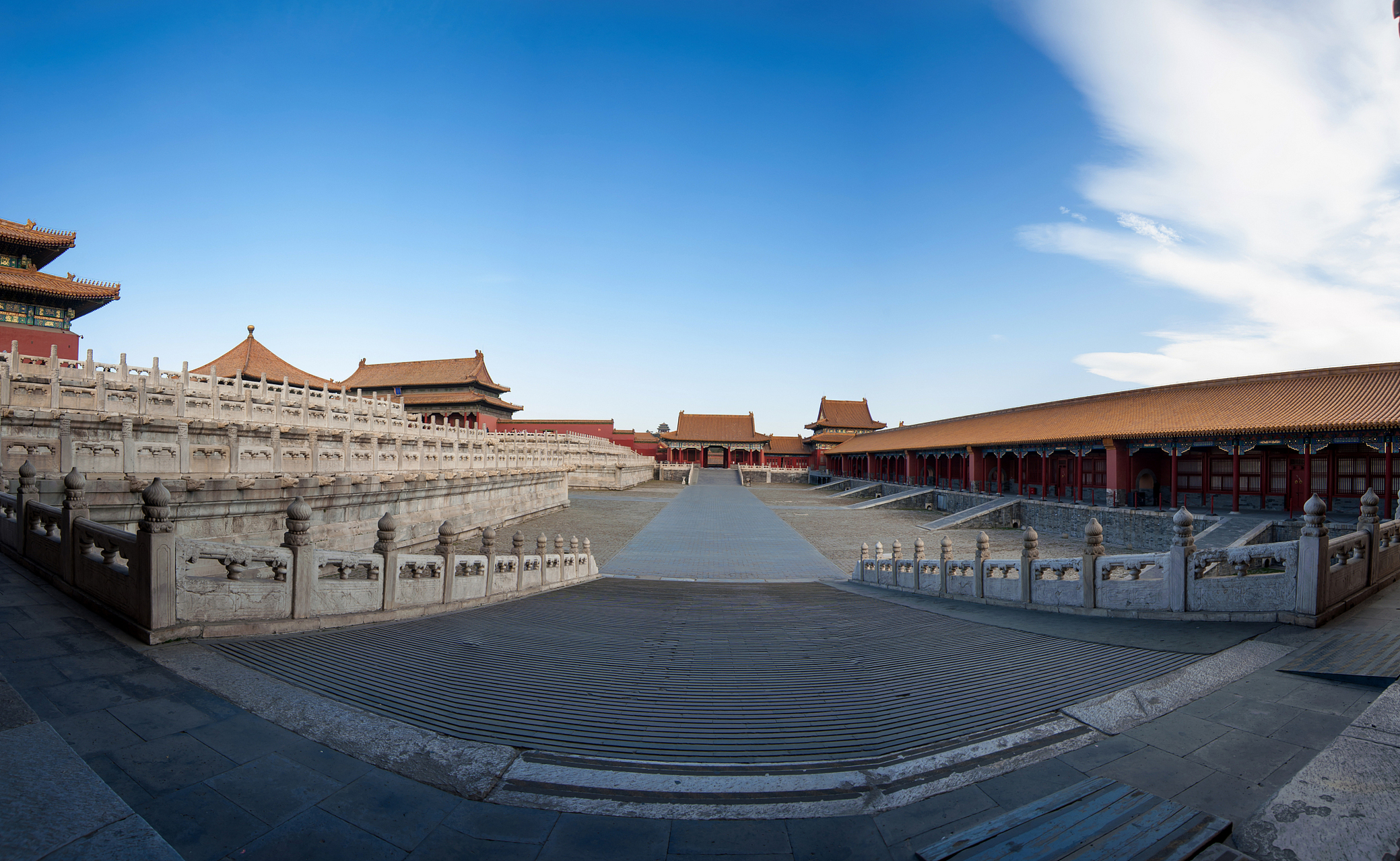 明清宫苑景区,位于横店影视城内,是横店最大的影视基地之一,建成于