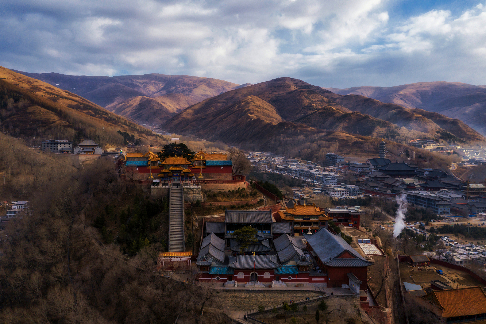 浙江普陀山和安徽九华山并称为四大佛教名山,素有"金五台,银峨眉,铜