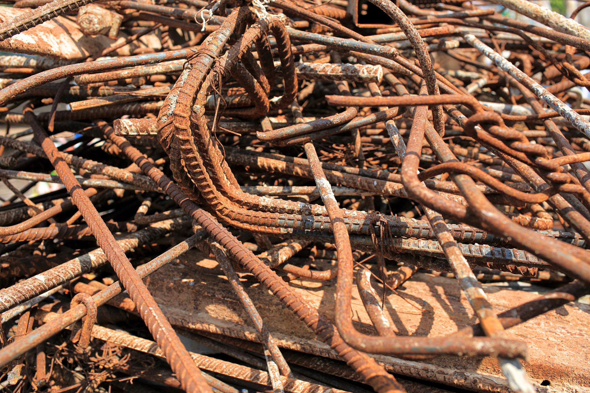 再生钢铁生产 大量回收废钢用于再生钢铁的生产,经过熔炼后可制成