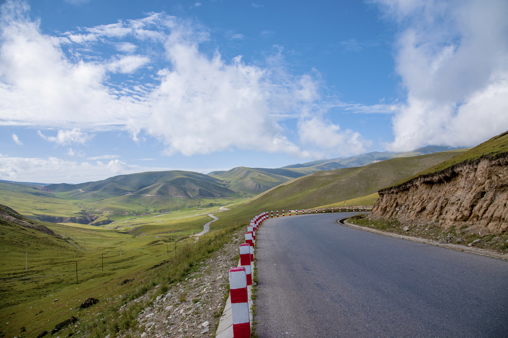 韩红# 经典老歌《天路》是中国著名歌手韩红演唱的一首歌曲,收录在她