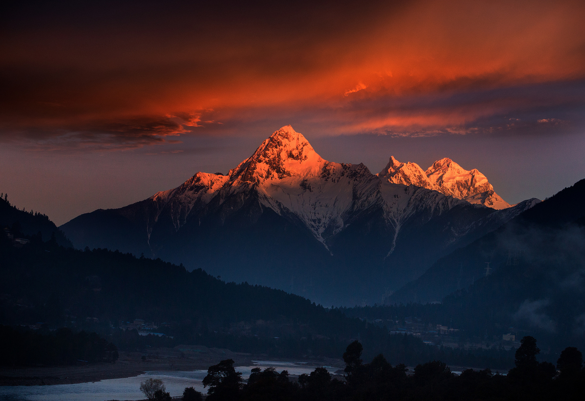 海螺沟景区位于青藏高原东南缘,贡嘎山东坡,是"蜀山之王"贡嘎山的问鼎