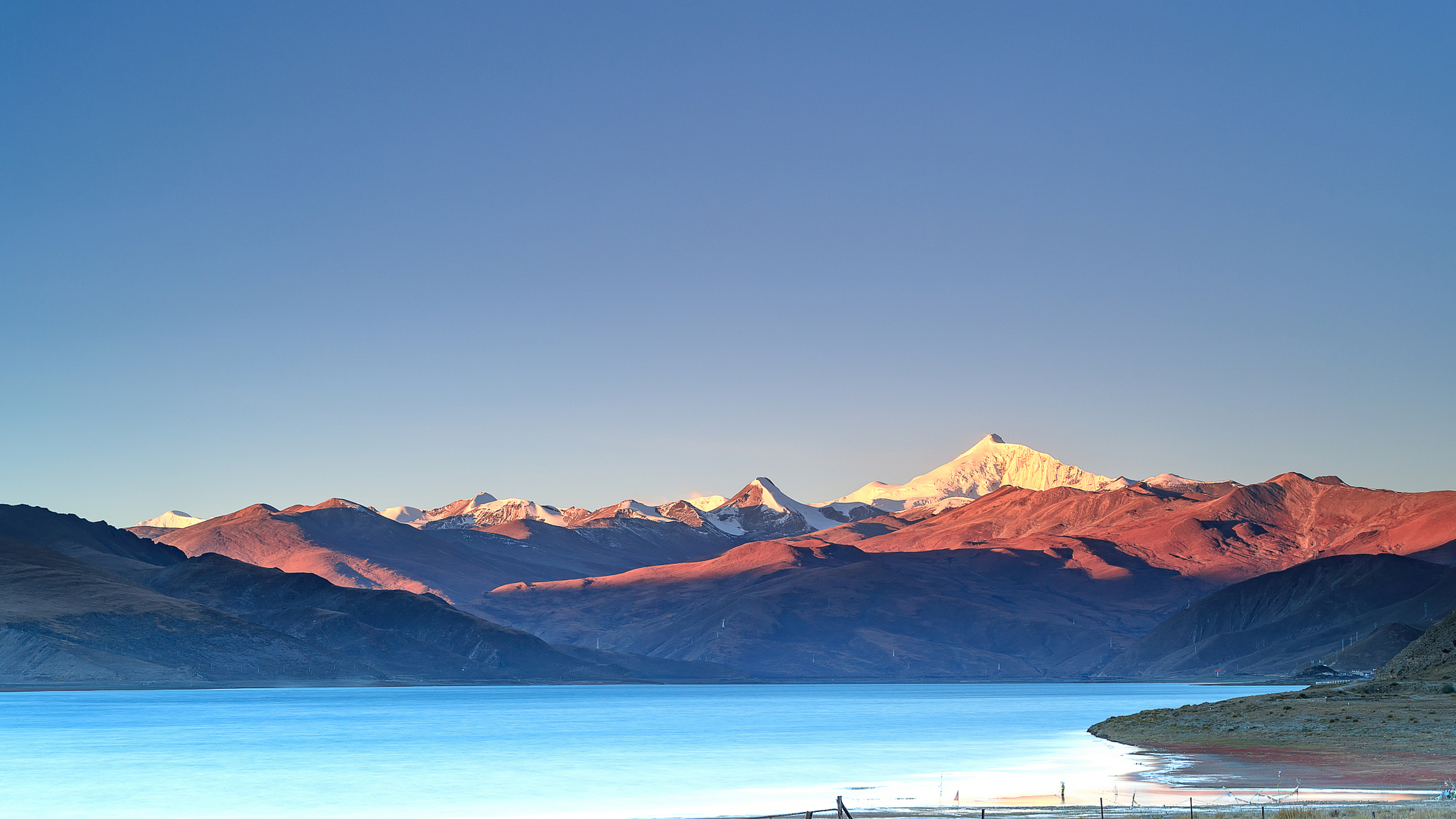 在这里,三大圣湖之一的羊卓雍措以其独特的自然景观和丰富的生物多样