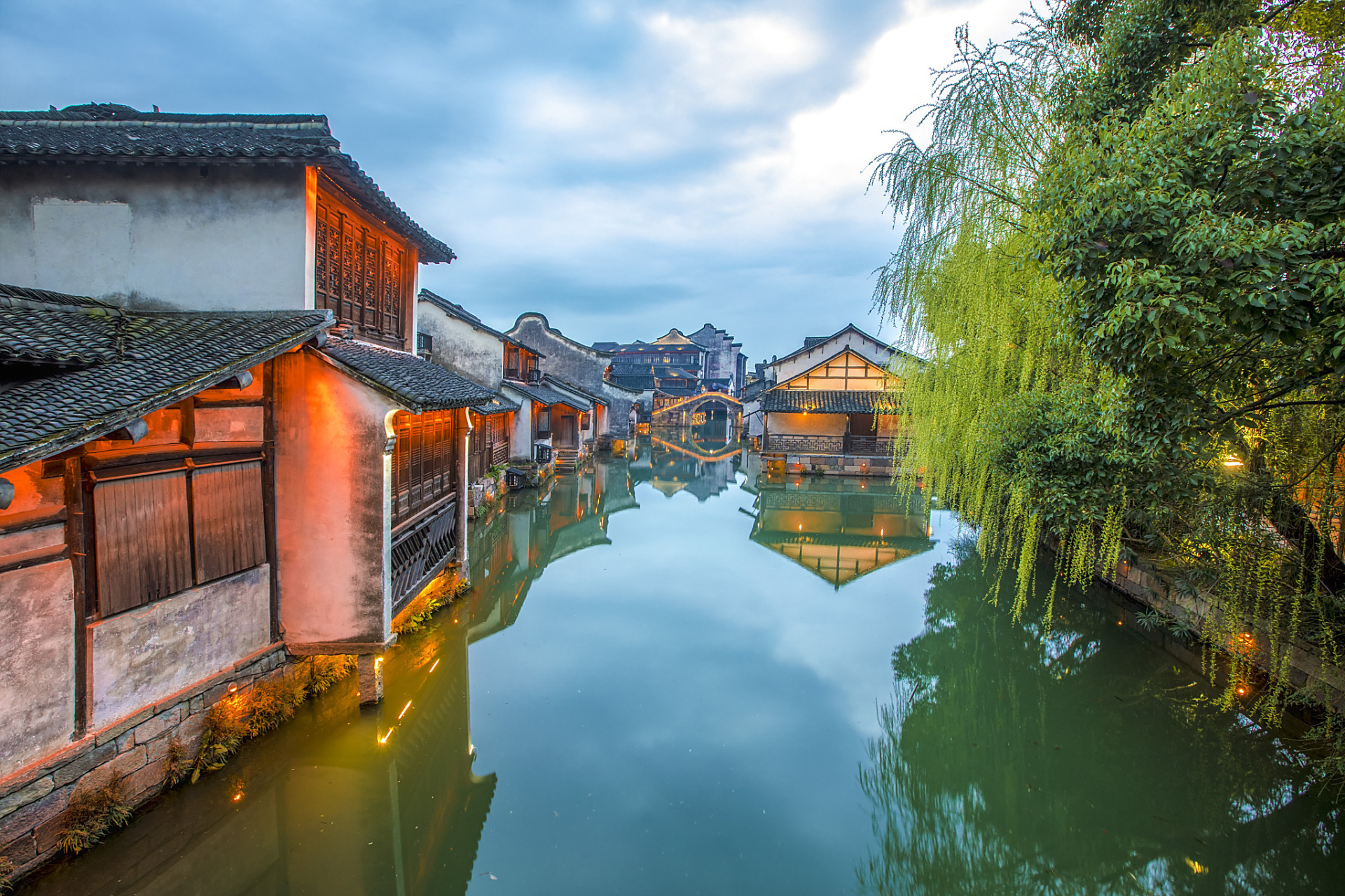 中学生优秀组我恩精选:《最美江南》  远离闹市的繁华,车子钻入了蜿蜒