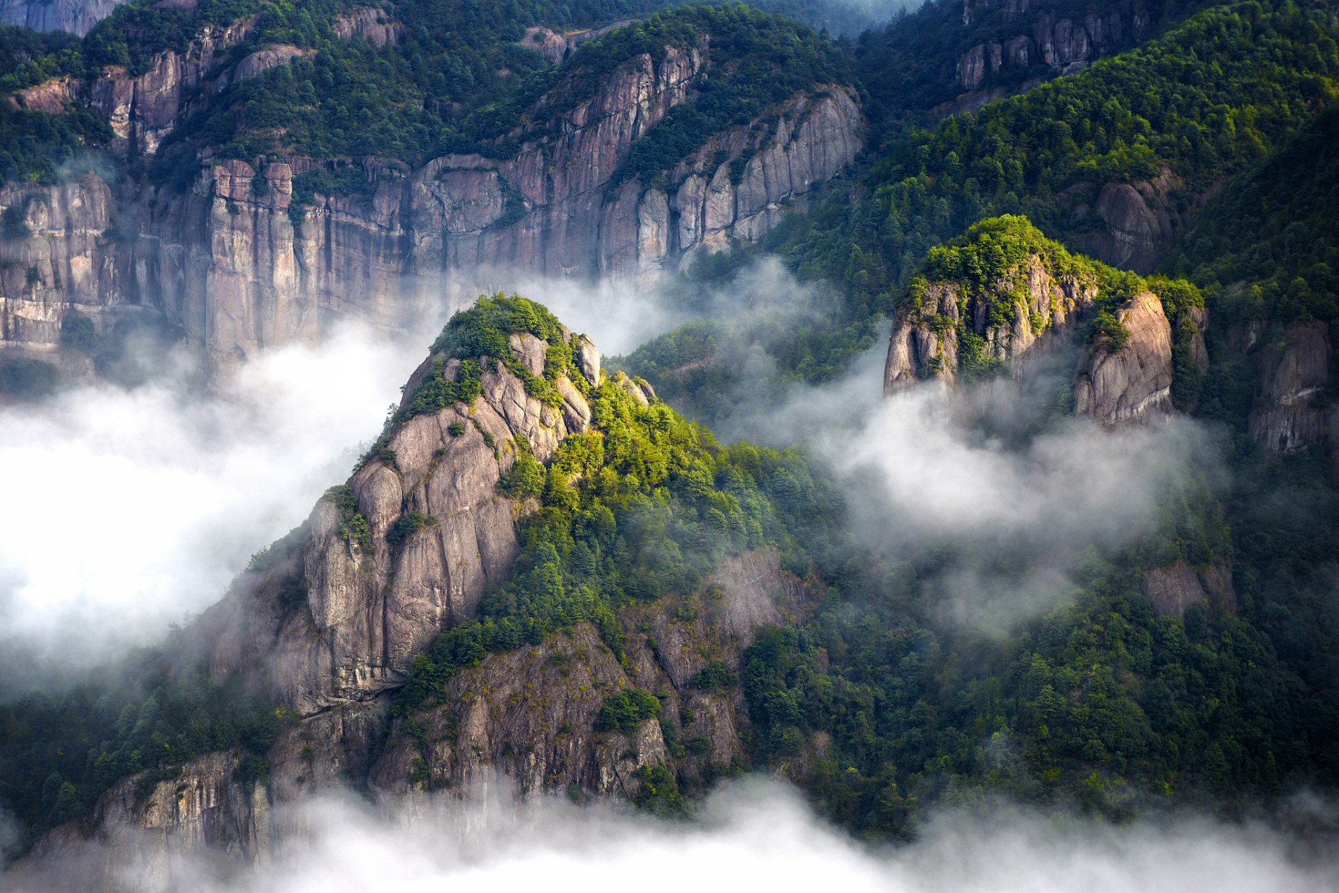 仙都景区 仙都景区位于浙江省丽水市缙云县,以其独特的峰岩,清澈的
