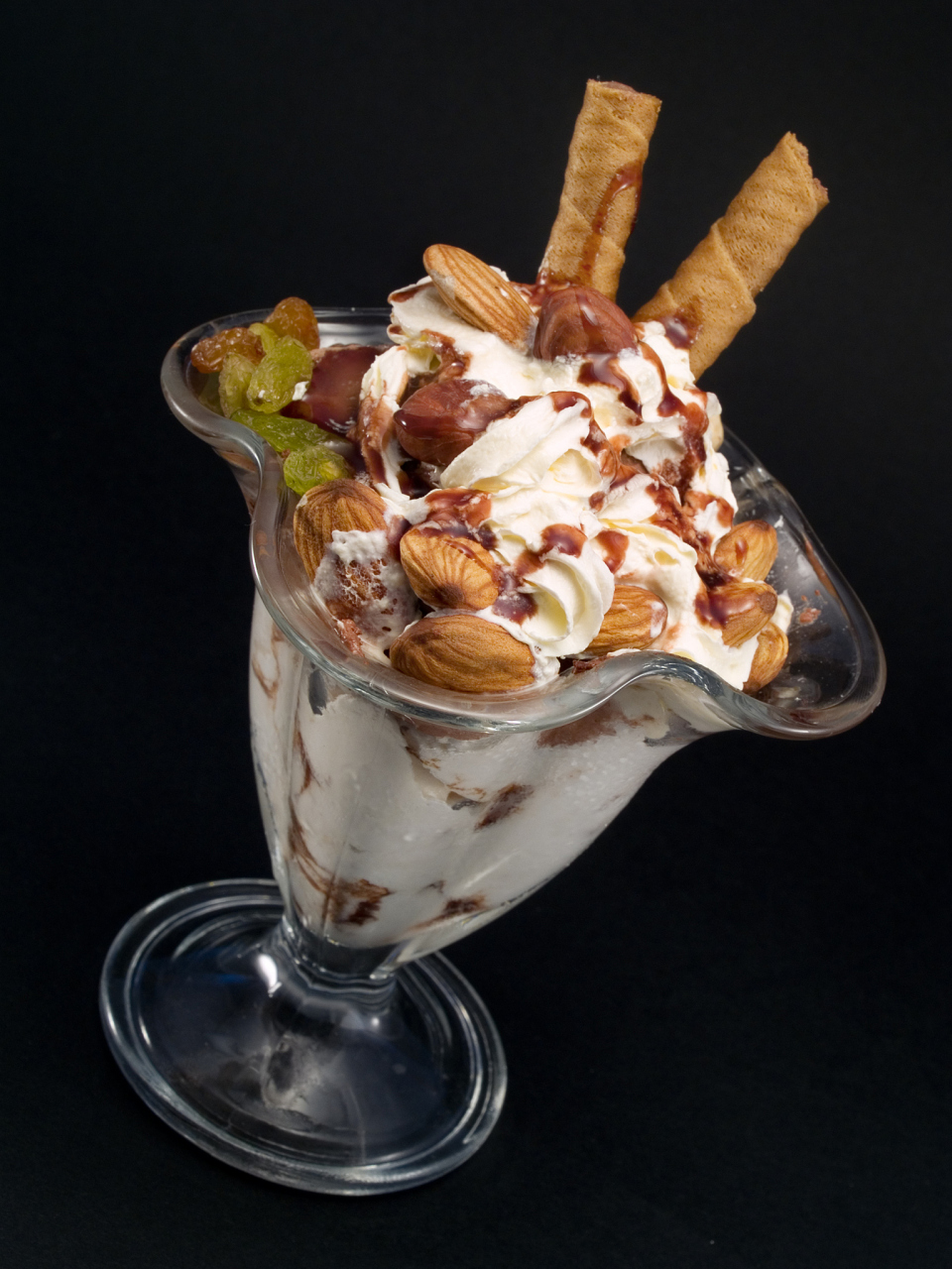 坚果冰淇淋是一道美味又清凉的甜品,下面是制作教程:  1.