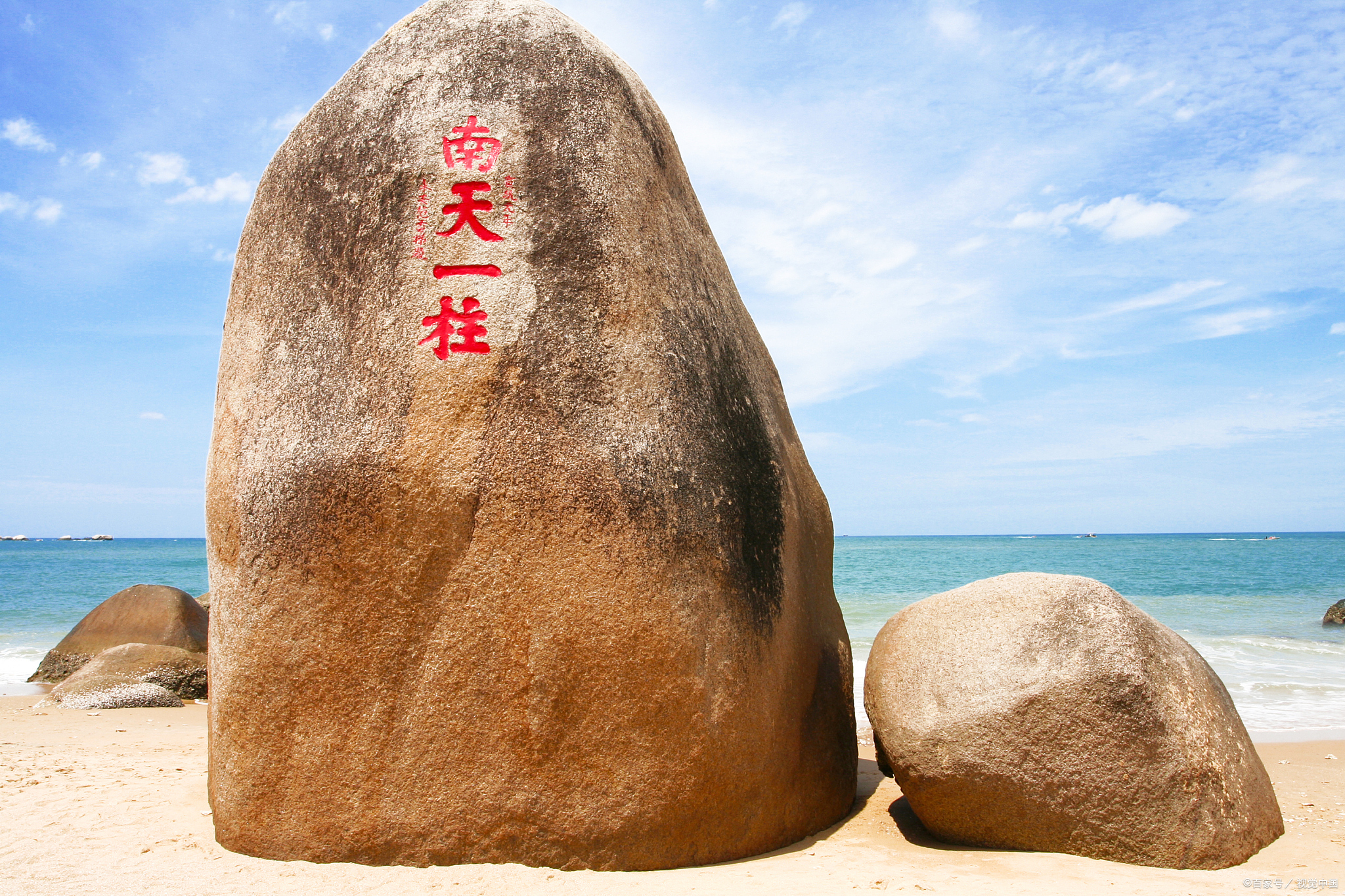 天涯海角的两块巨石是标志性景观之一,景区内