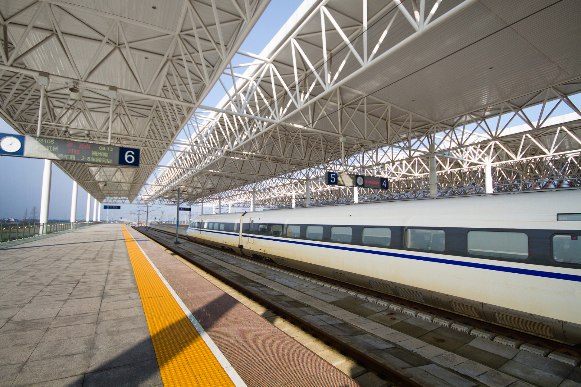 附近有岳麓山,橘子洲头等景点,还有臭豆腐,剁椒鱼头等美食.