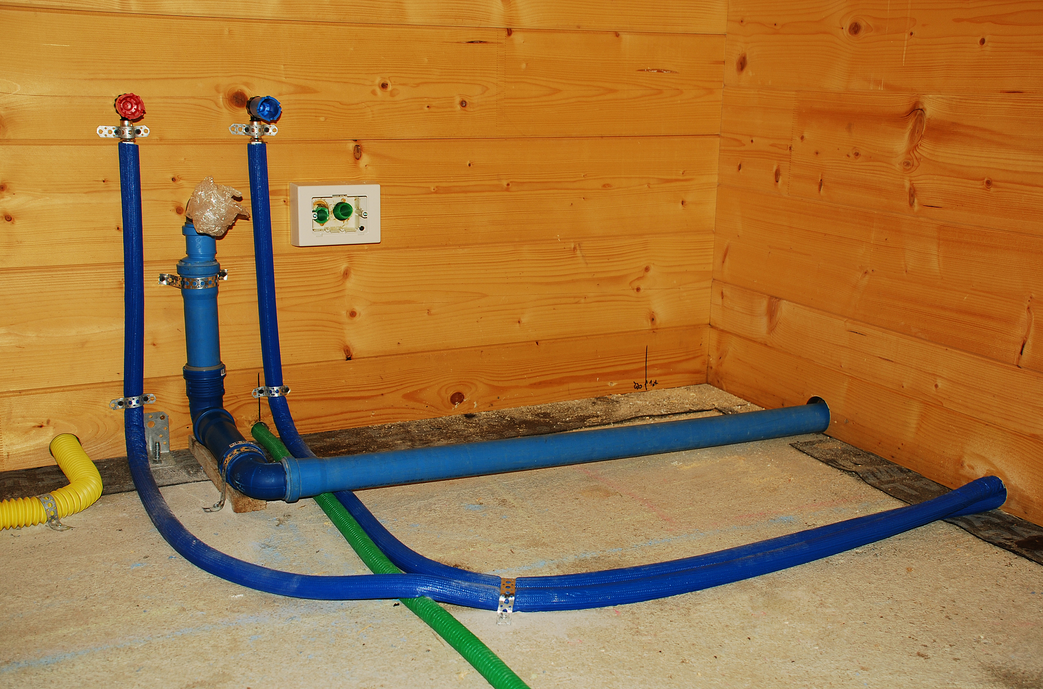 四川成都水电工培训课程:冷热水管按 "左热右凉" 布局,间距符合标准