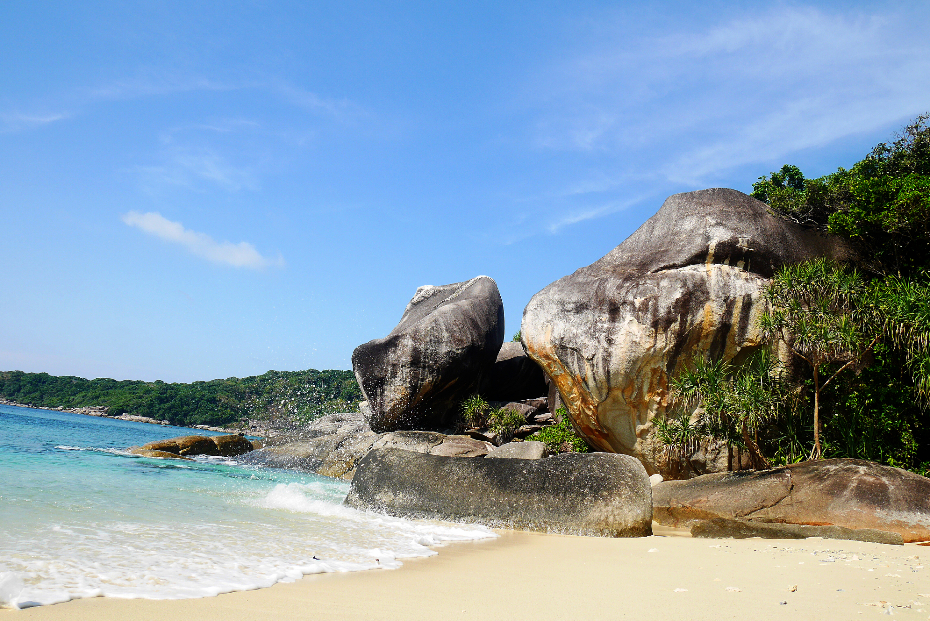 大小洞天风景区坐落于海南省三亚市区以西40公里的南山山麓,占地面积
