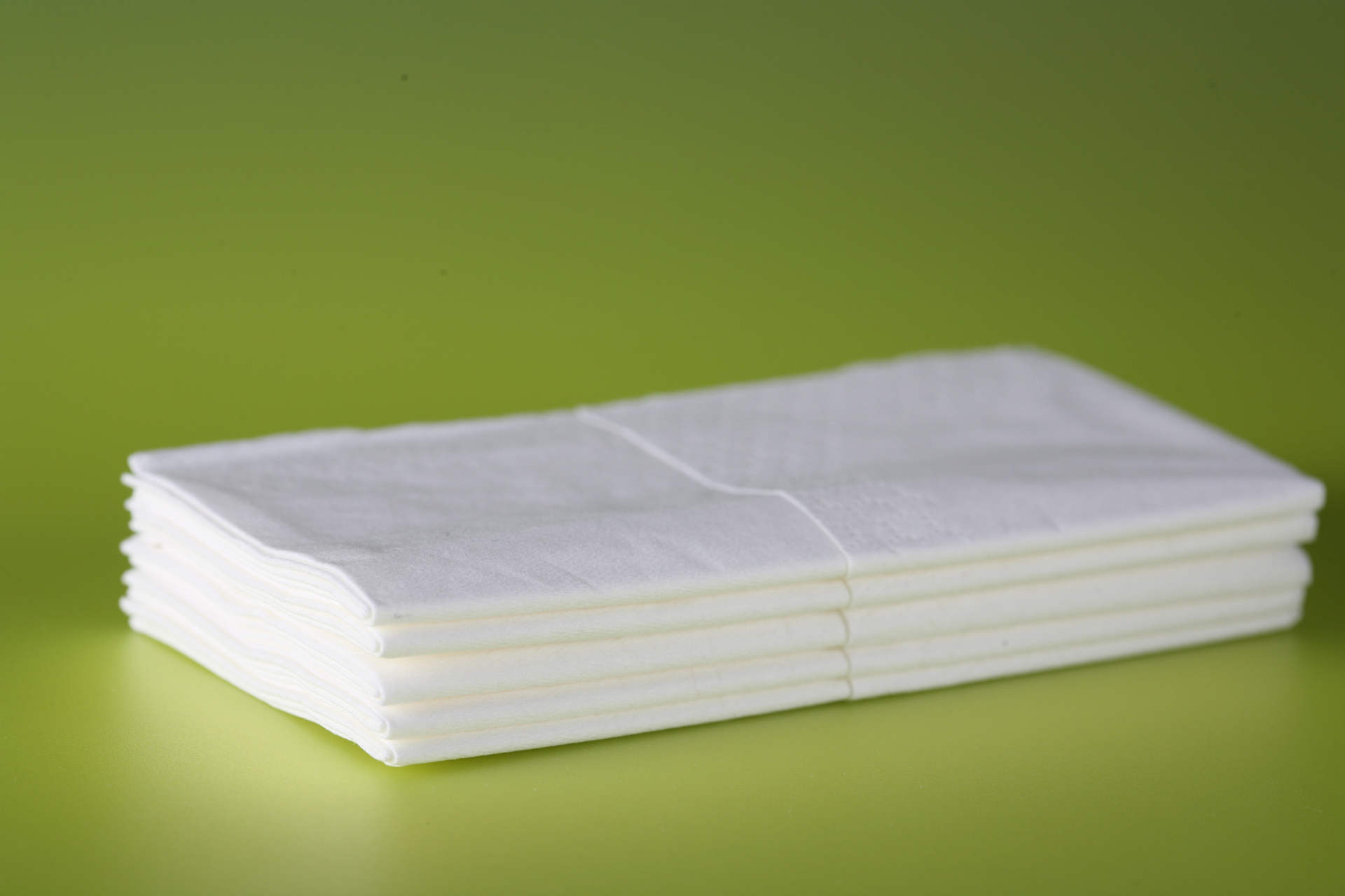 结账时发现多了一笔5元的餐巾纸费用,他表示不解,"