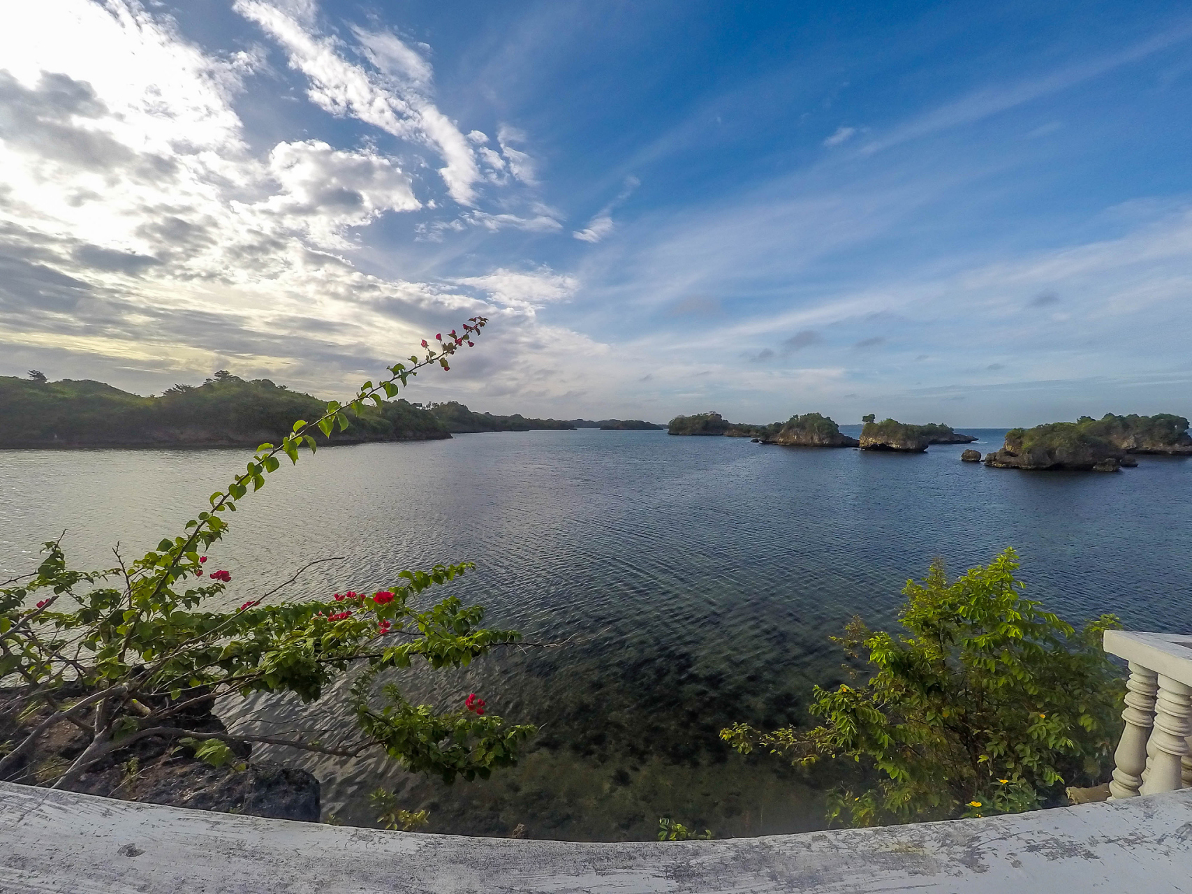 大龙湖,位于南宁市上林县西燕镇,是由大龙湖和大龙洞两部分组成的.