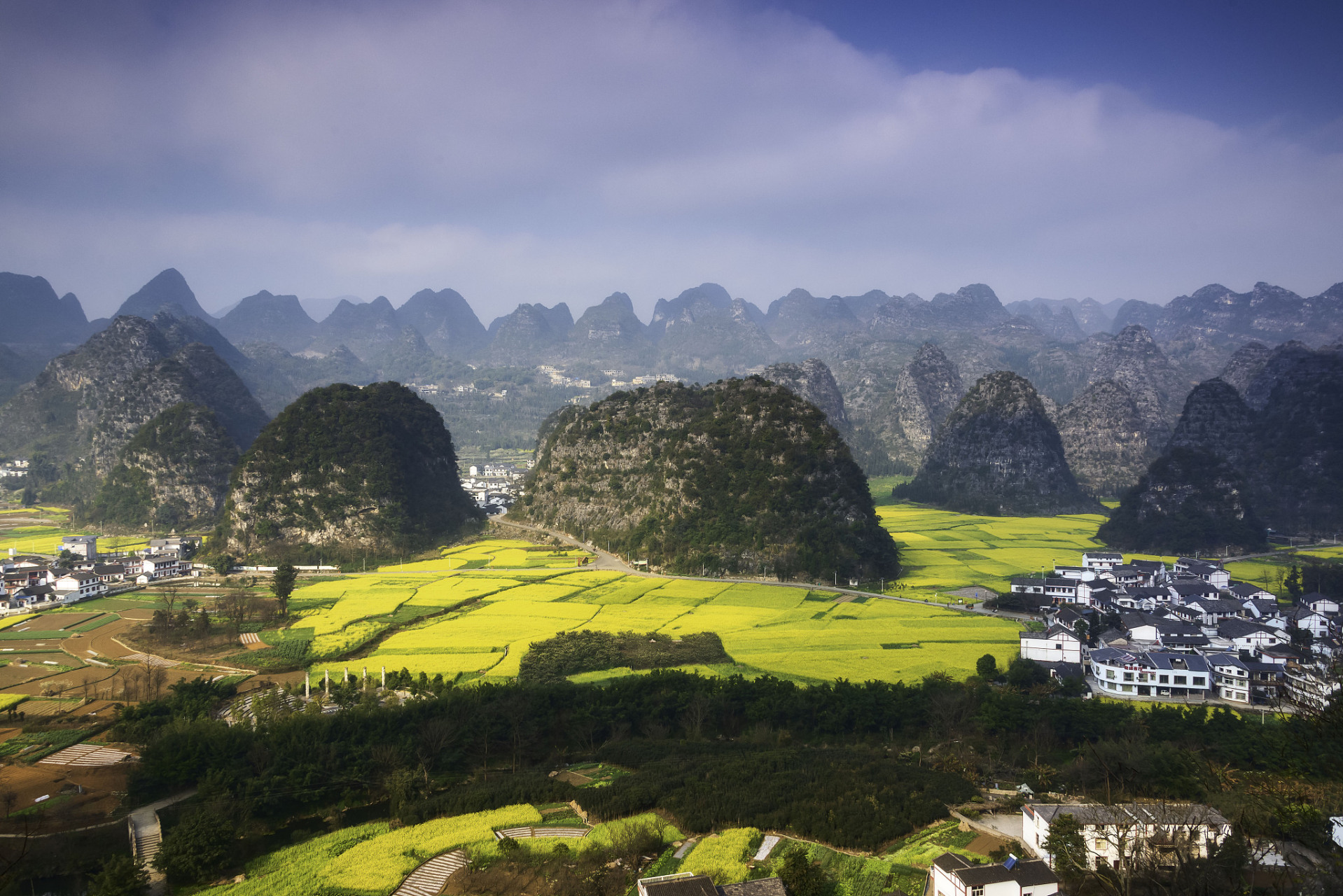 位于贵州省黔西南布依族苗族自治州的兴义市,有一处名为万峰林的地方