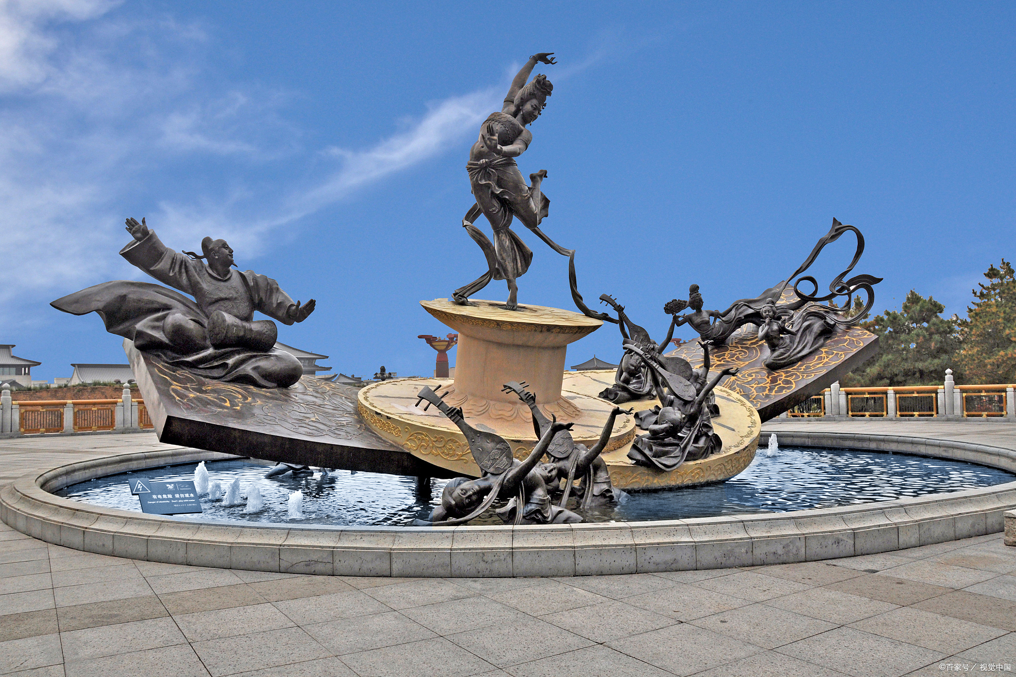 春寒赐浴"华清池",温泉水滑洗凝脂