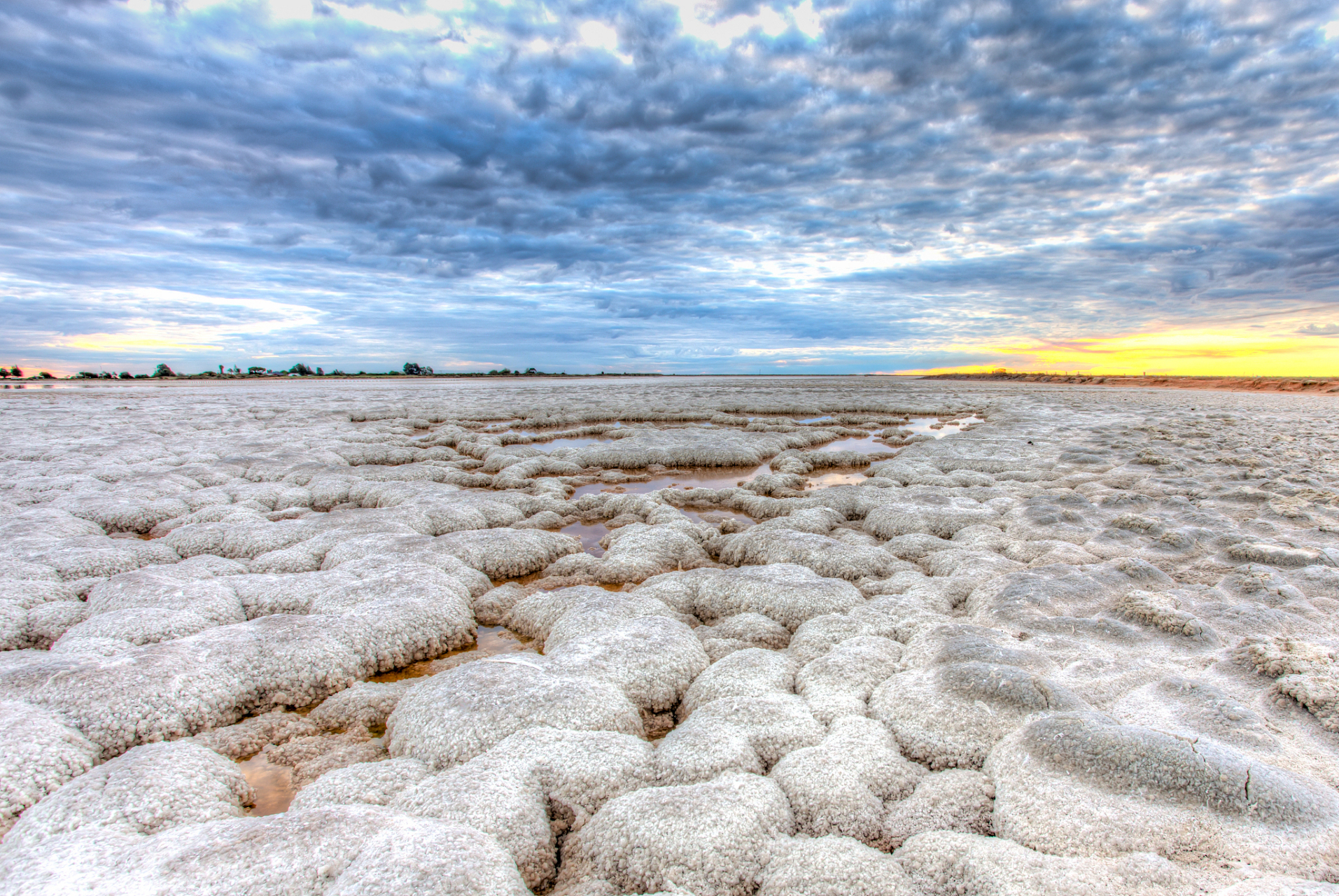 虽然海水蒸发得到盐更常见,但岩盐矿藏也是盐的一个重要来源.