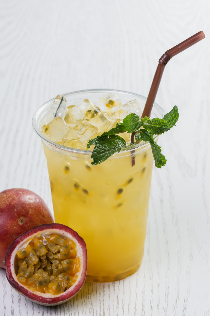 百香果冷饮制作方法多种多样,如百香果蜂蜜水,百香果柠檬茶,百香果