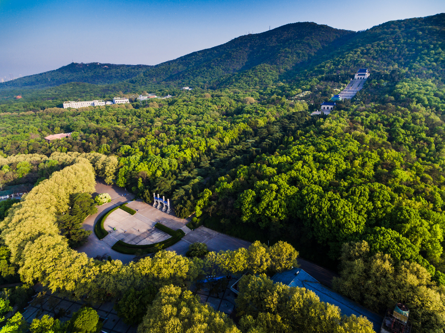 紫金山位于江苏省南京市玄武区东郊,又称钟山,自古被誉为江南四大名山