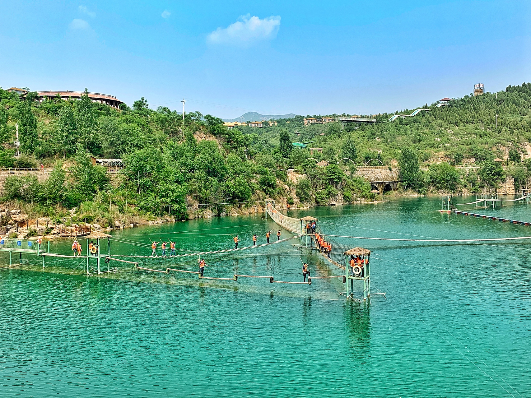 缙云山,龙泉山,仙都风景区等,周边游好去处有古堰画乡,龙泉青瓷小镇