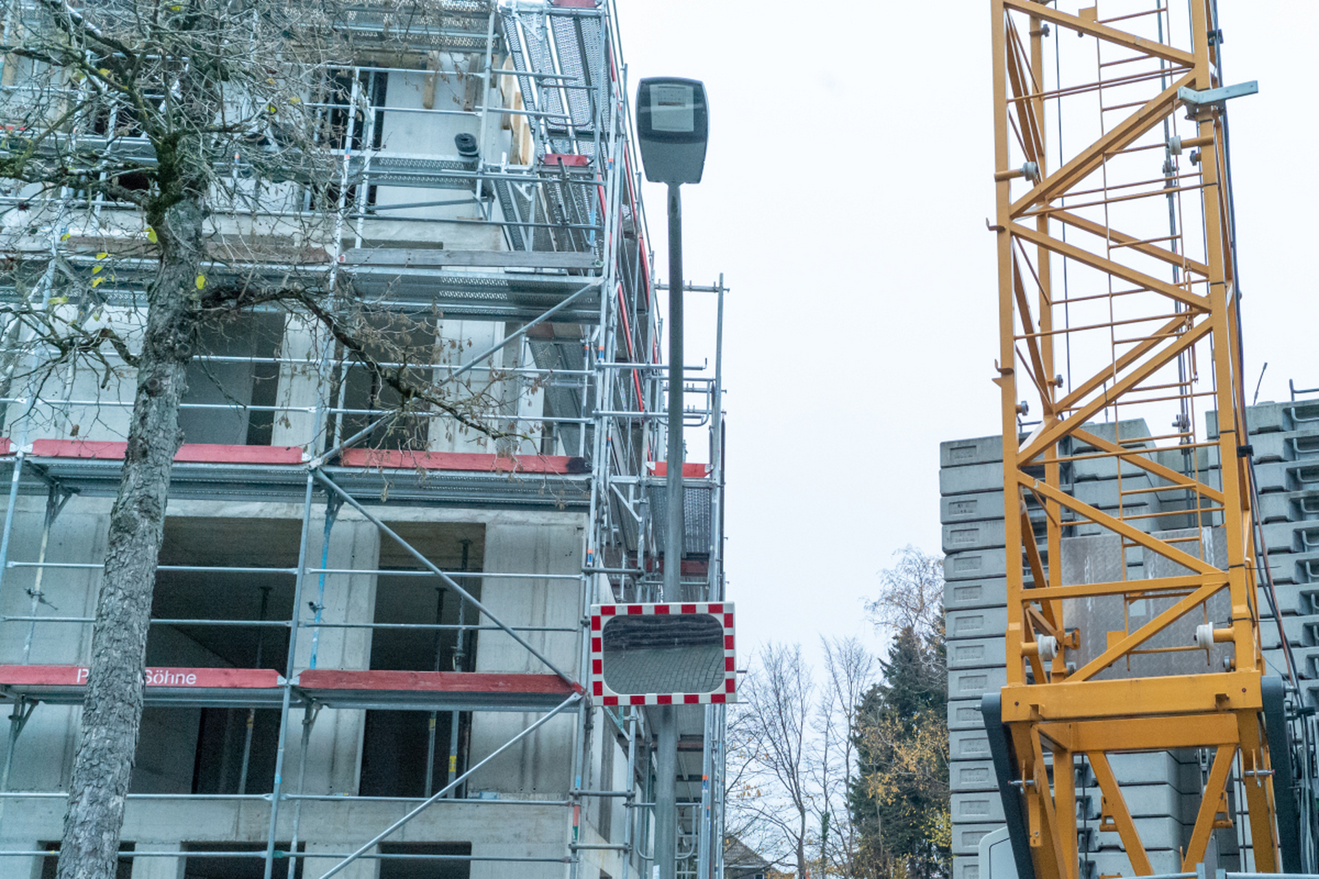 垂直运输机械的安全防护包括外用电梯的制动器,限速器等装置,及悬挂限