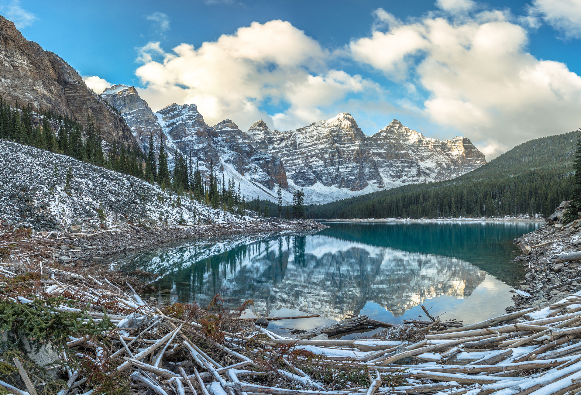 梦莲湖(moraine lake)是加拿大班夫国家公园的一个冰川湖,距路易斯湖