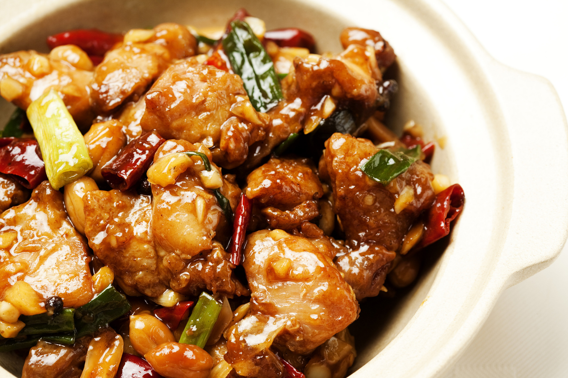 干锅鸡是一道色香味俱佳的家常菜,通过加入青椒,红椒,洋葱,木耳,豆皮