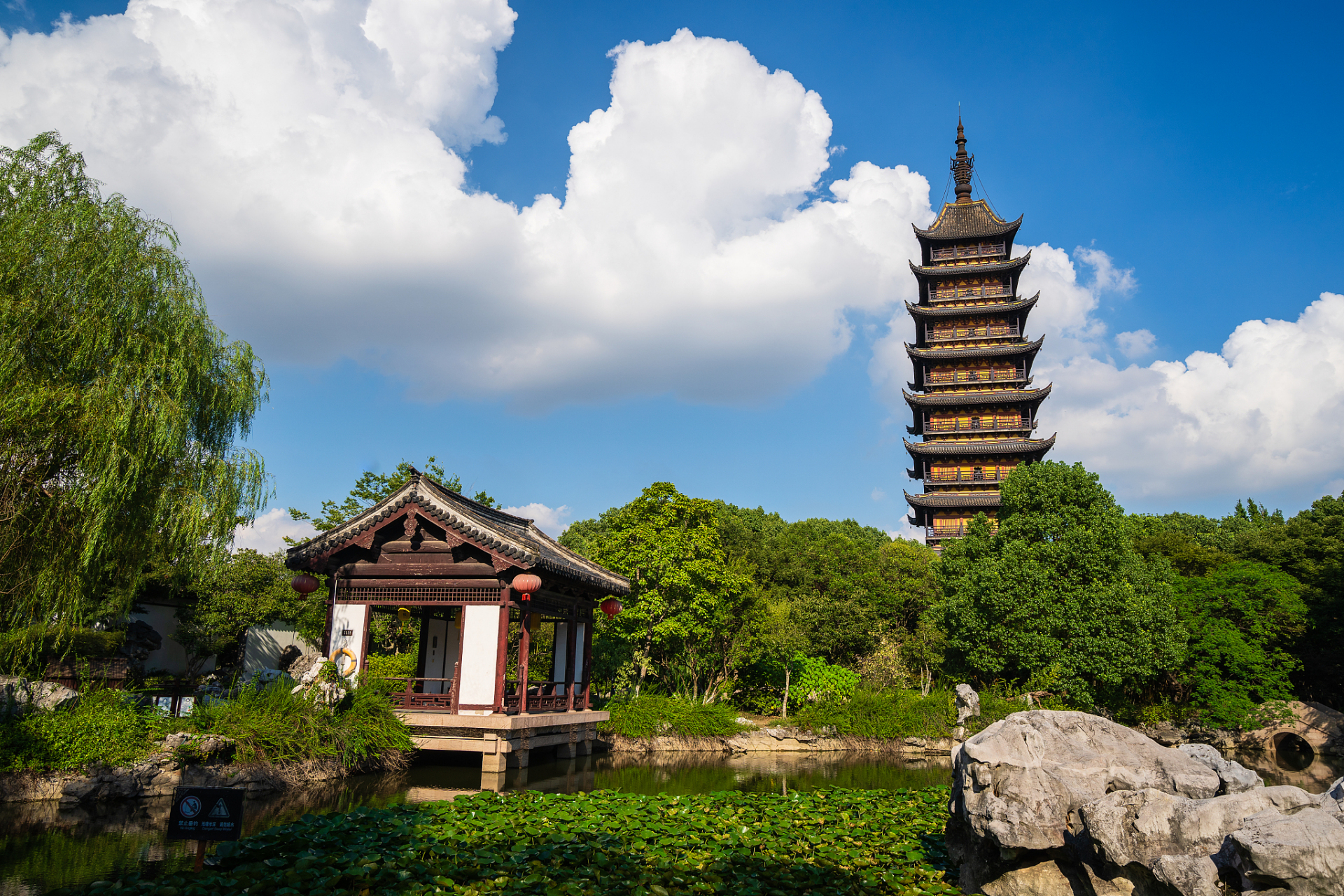 常熟方塔园,位于常熟古城东端,毗邻方塔街,占地近3万平方米,以古韵