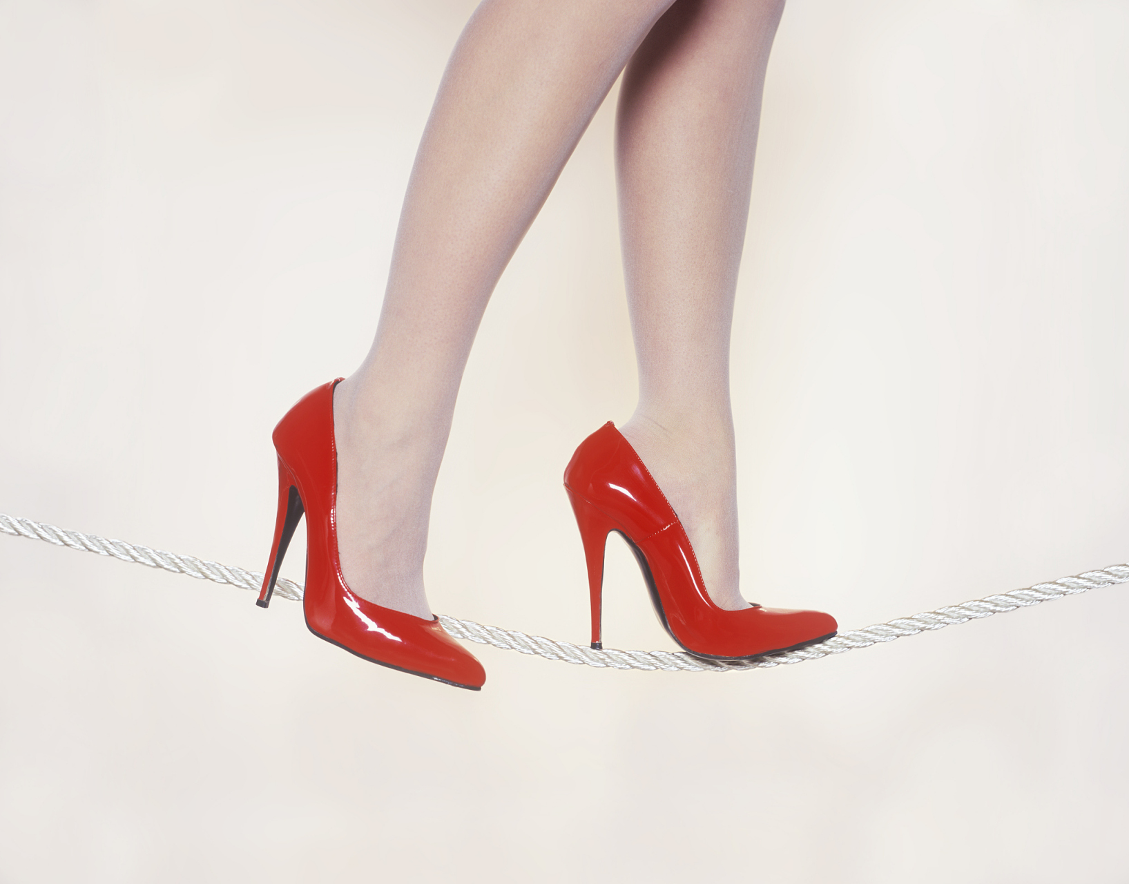 [原文:20岁女生怎么穿高跟鞋才.