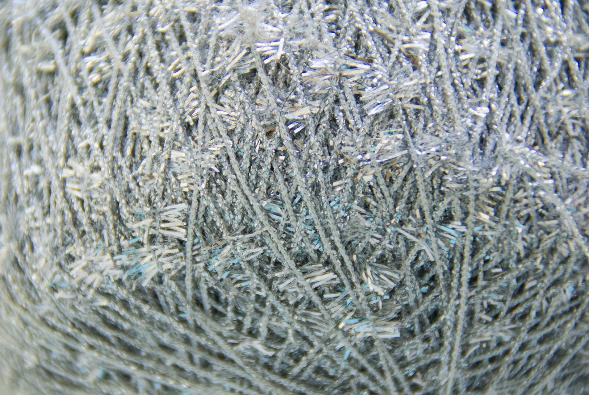 纳米银线是一种由银离子和电子组成的纳米级别导线,具有很多优秀的