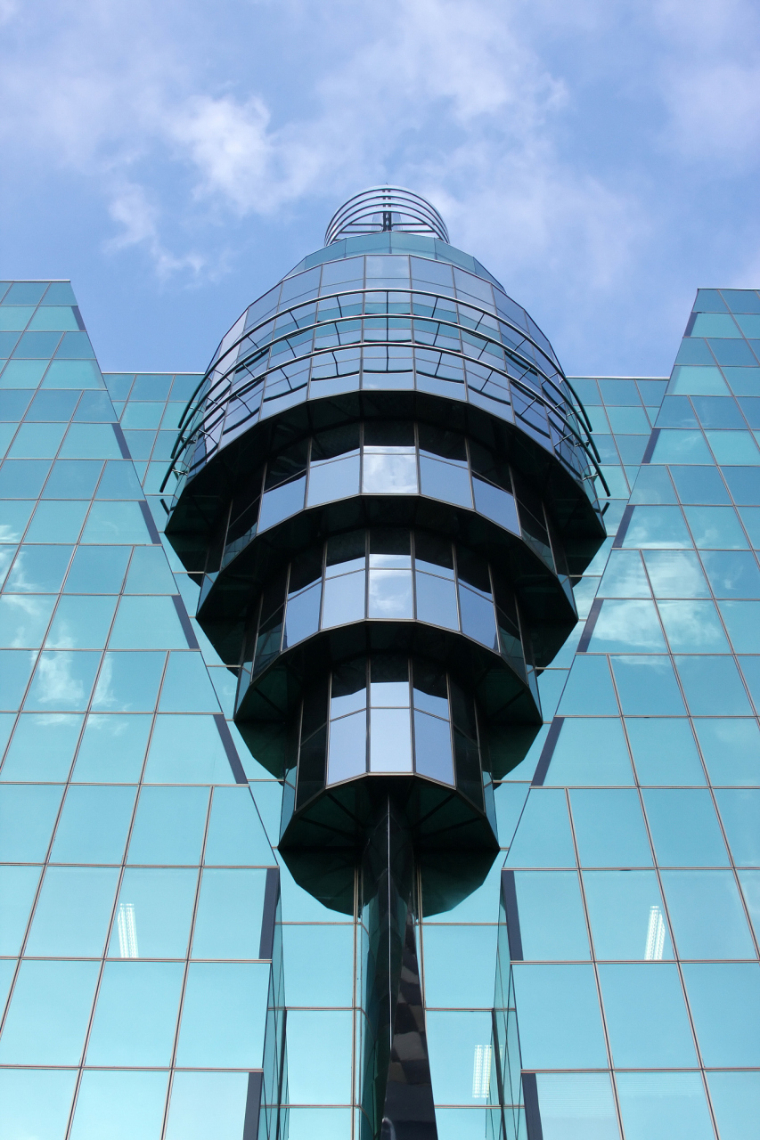 这个跳伞塔,建于1942年,又名重庆跳伞塔,位于现重庆市渝中区大掏邋