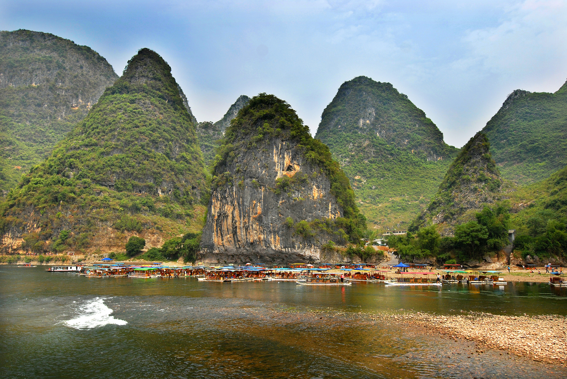 广西拥有丰富的自然景观和人文历史,是旅游资源丰富的地方