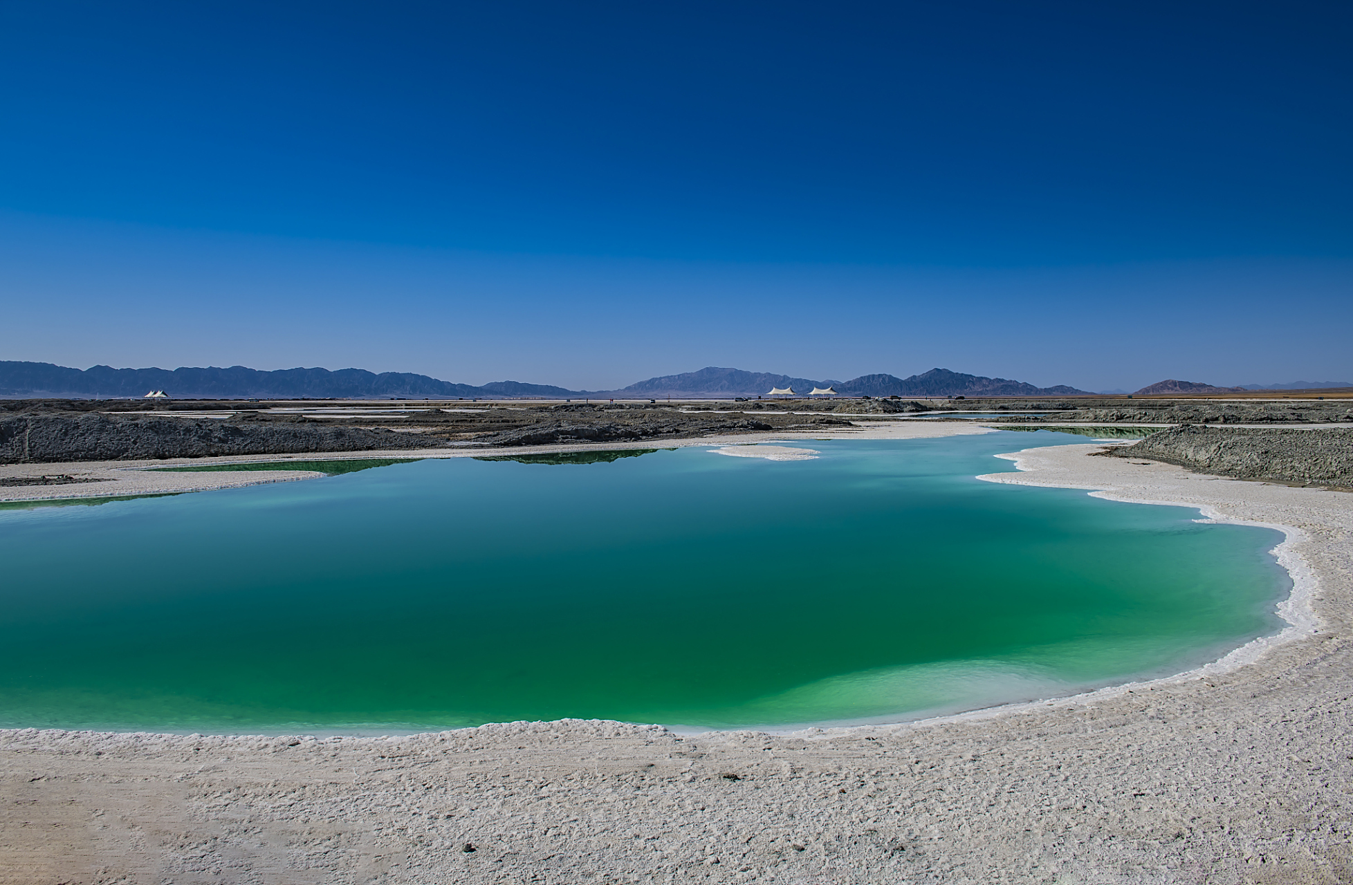 茫崖翡翠湖是青海省海西州茫崖市的一处人工盐湖,位于尕斯湖东部边缘