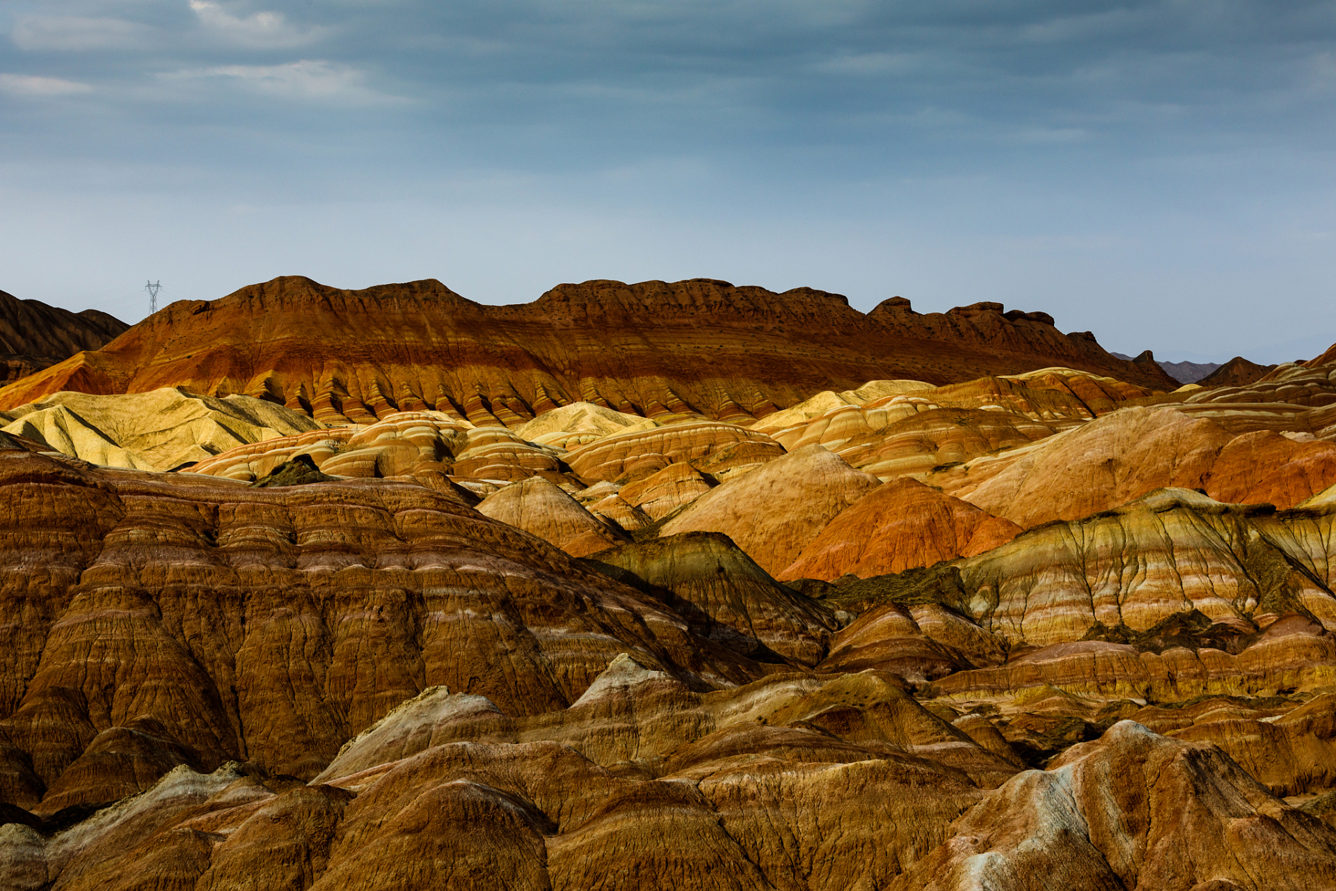 在晴朗的天空下,山脉犹如火焰般燃烧,令人震撼.