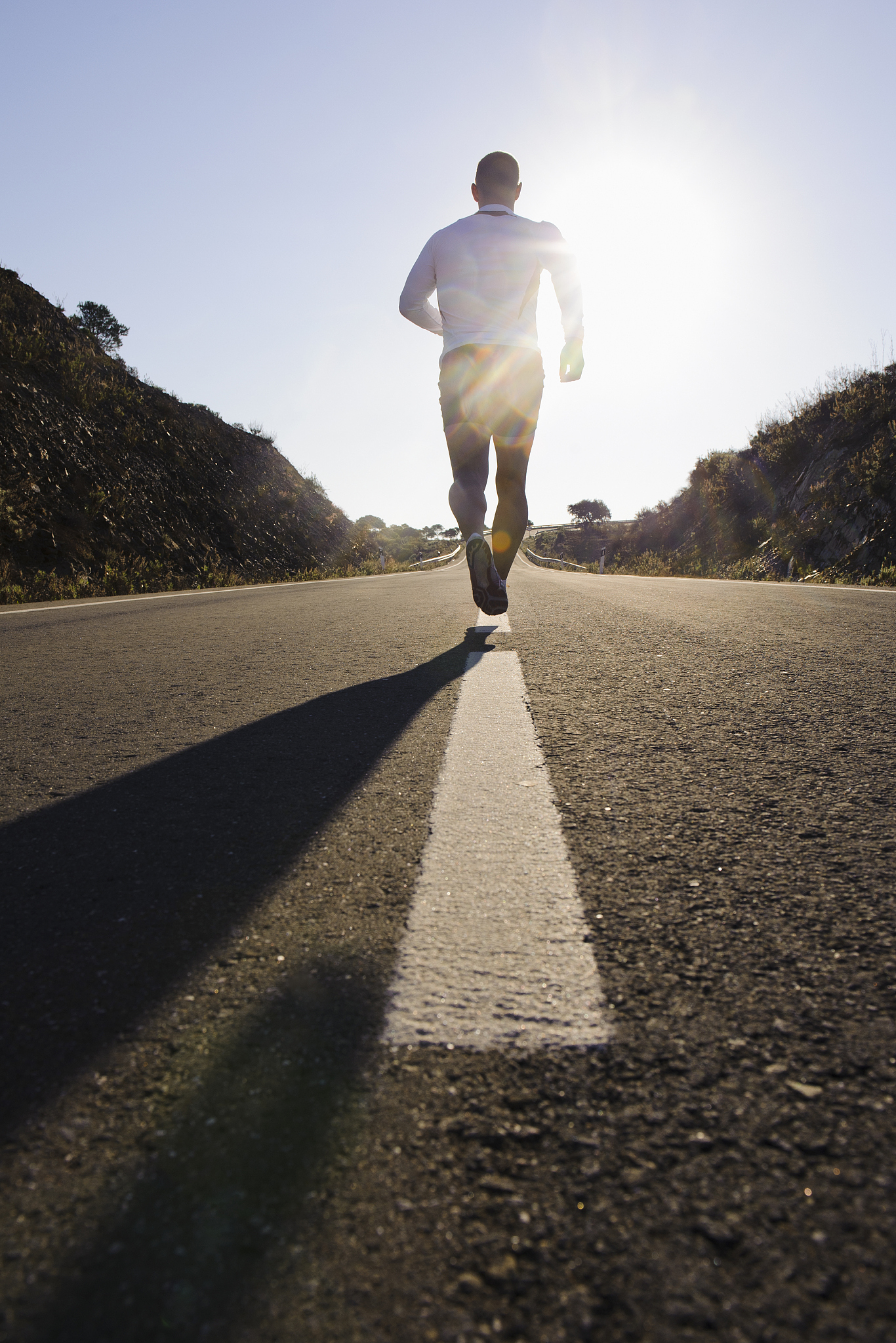 奔跑,那时跑的很吃力,从2公里跑到五公里,但坚持下来很难,孤独跑者