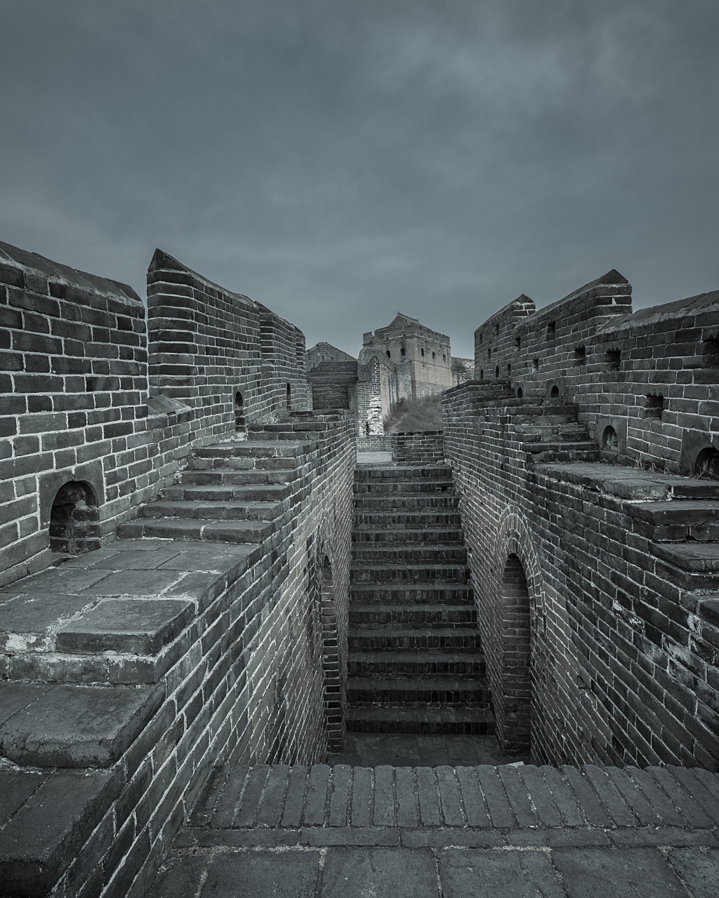 春游,城墙如一位沉默的巨人,矗立在喧嚣之外,砖石间的沟壑仿佛是时间