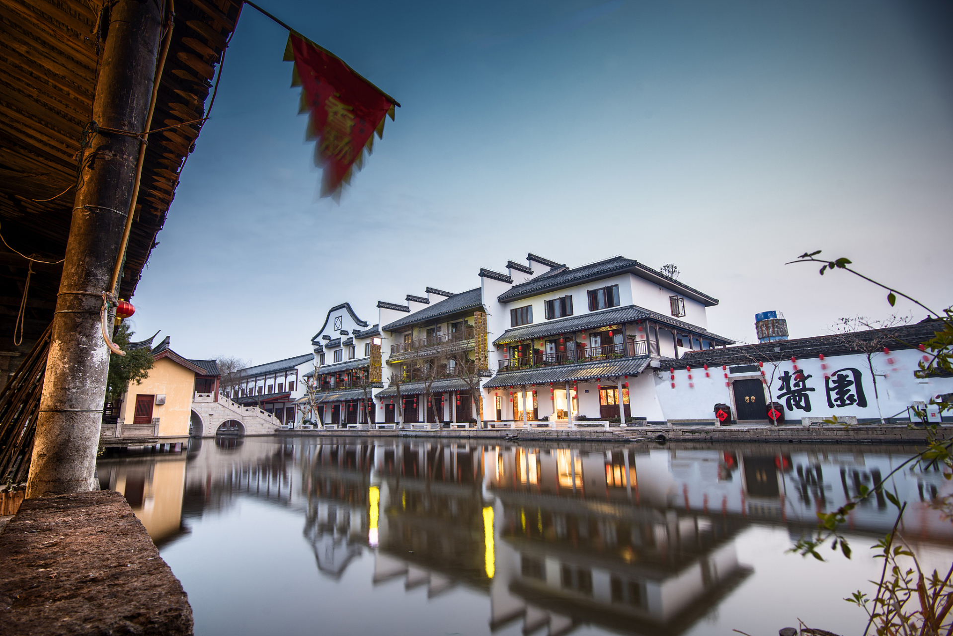 安昌古镇夜景如梦如幻,让人仿佛穿越时空回到古代.