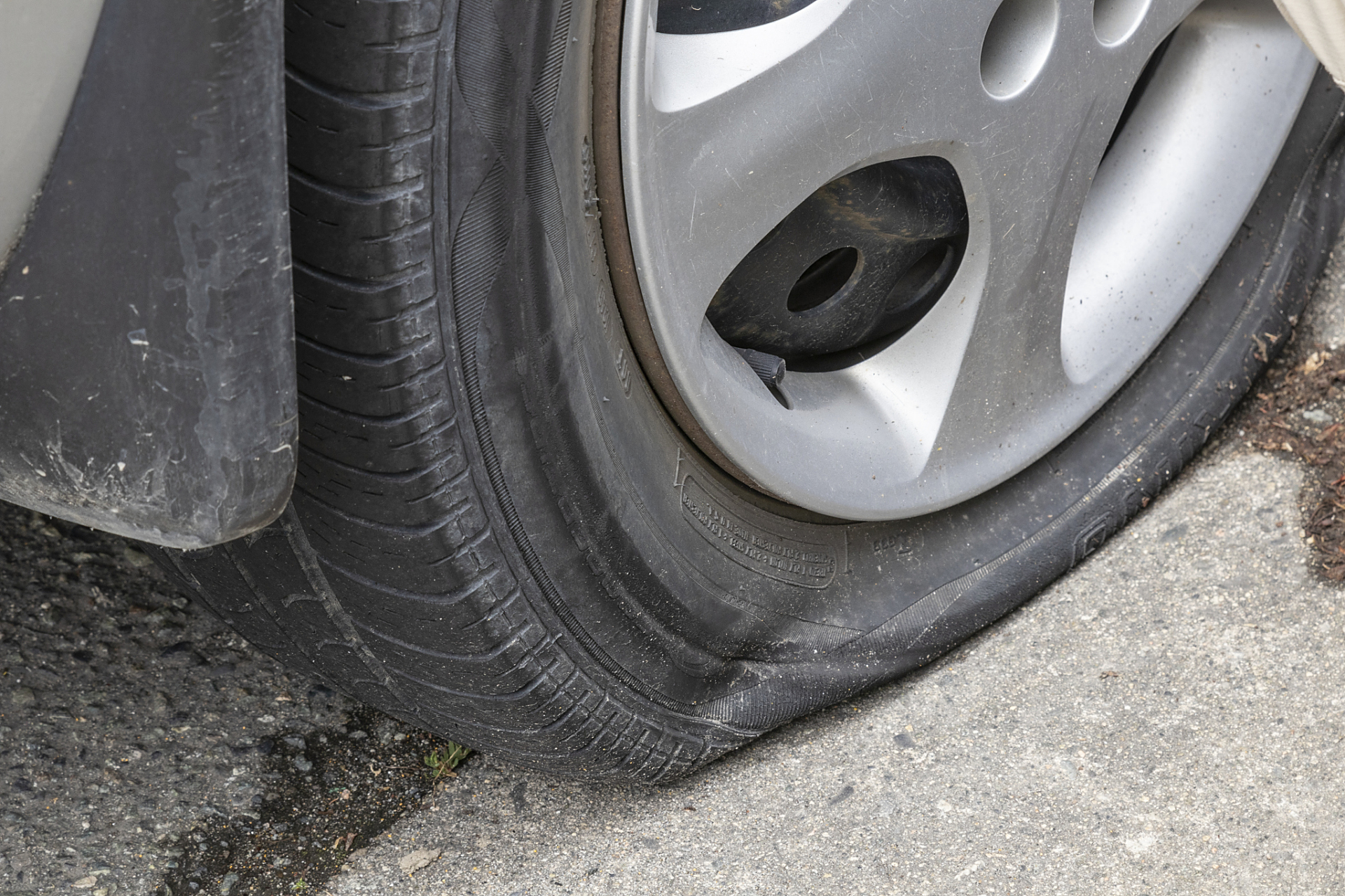 车胎突然就没气了,跑到修理厂还有几里地呢,自已换车胎这活也没干过!