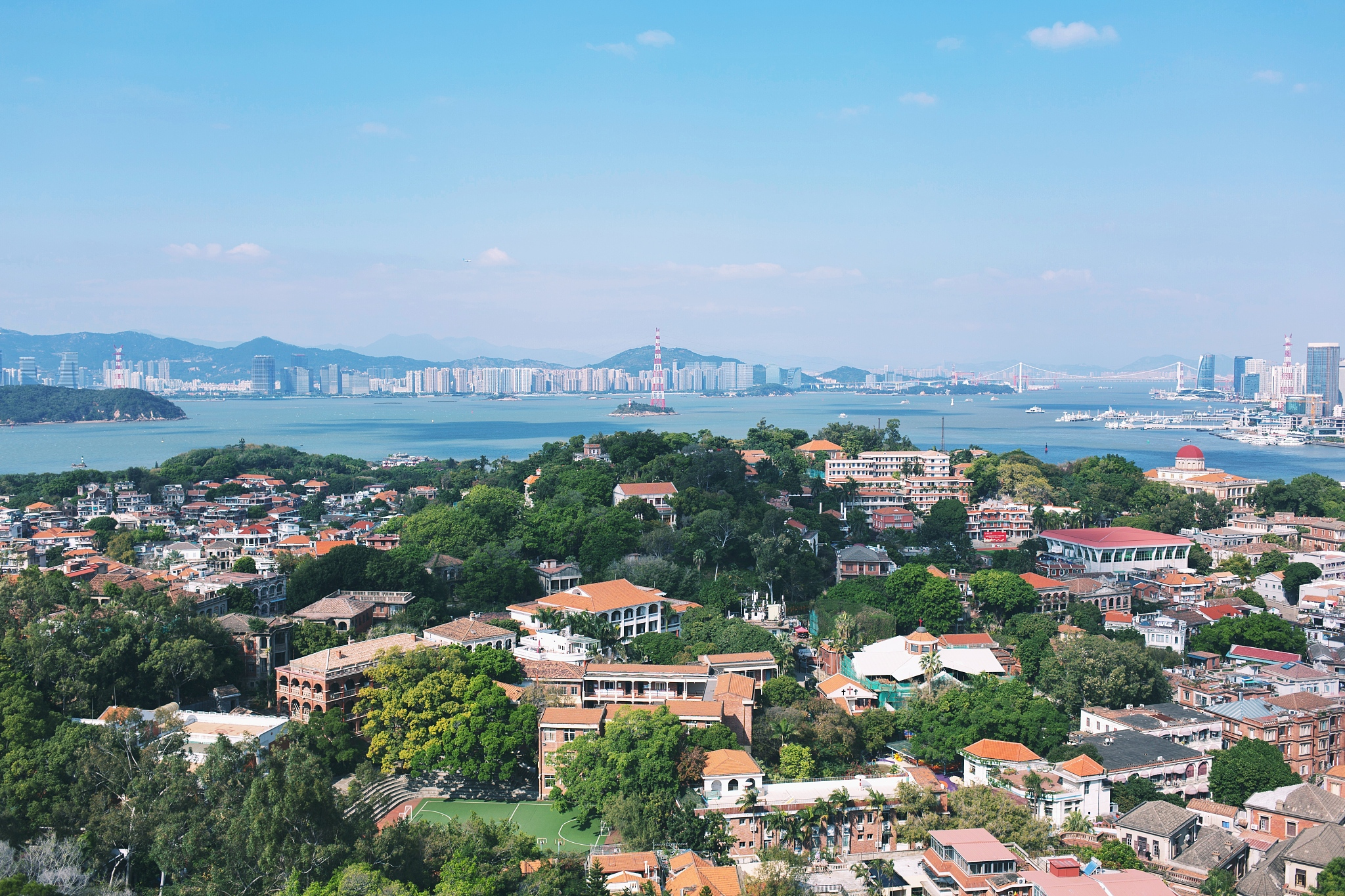 鼓浪屿是福建厦门的著名旅游景点,拥有多个码头作为交通枢纽.
