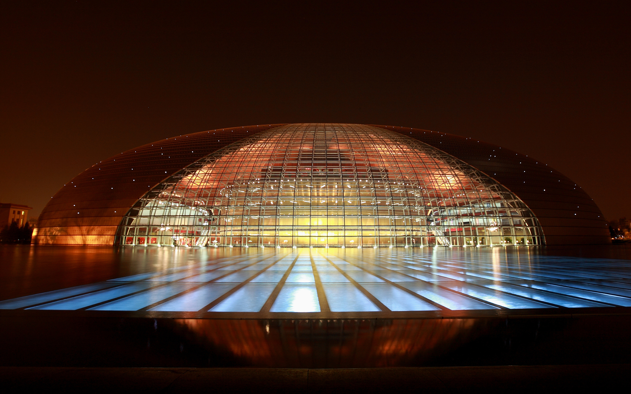 国家大剧院位于北京市中心,是一座综合性的剧院,集多种艺术形式于一身