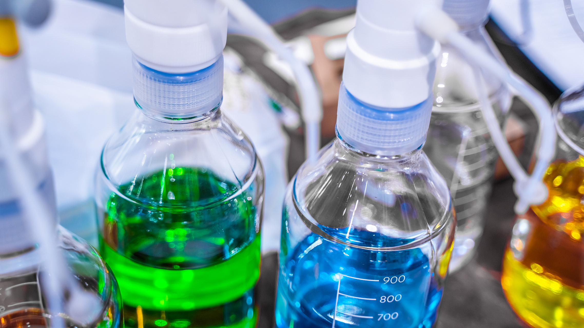 alpha-环糊精水合物是一种阿尔法环糊精衍生物,具有强烈的包合作用和