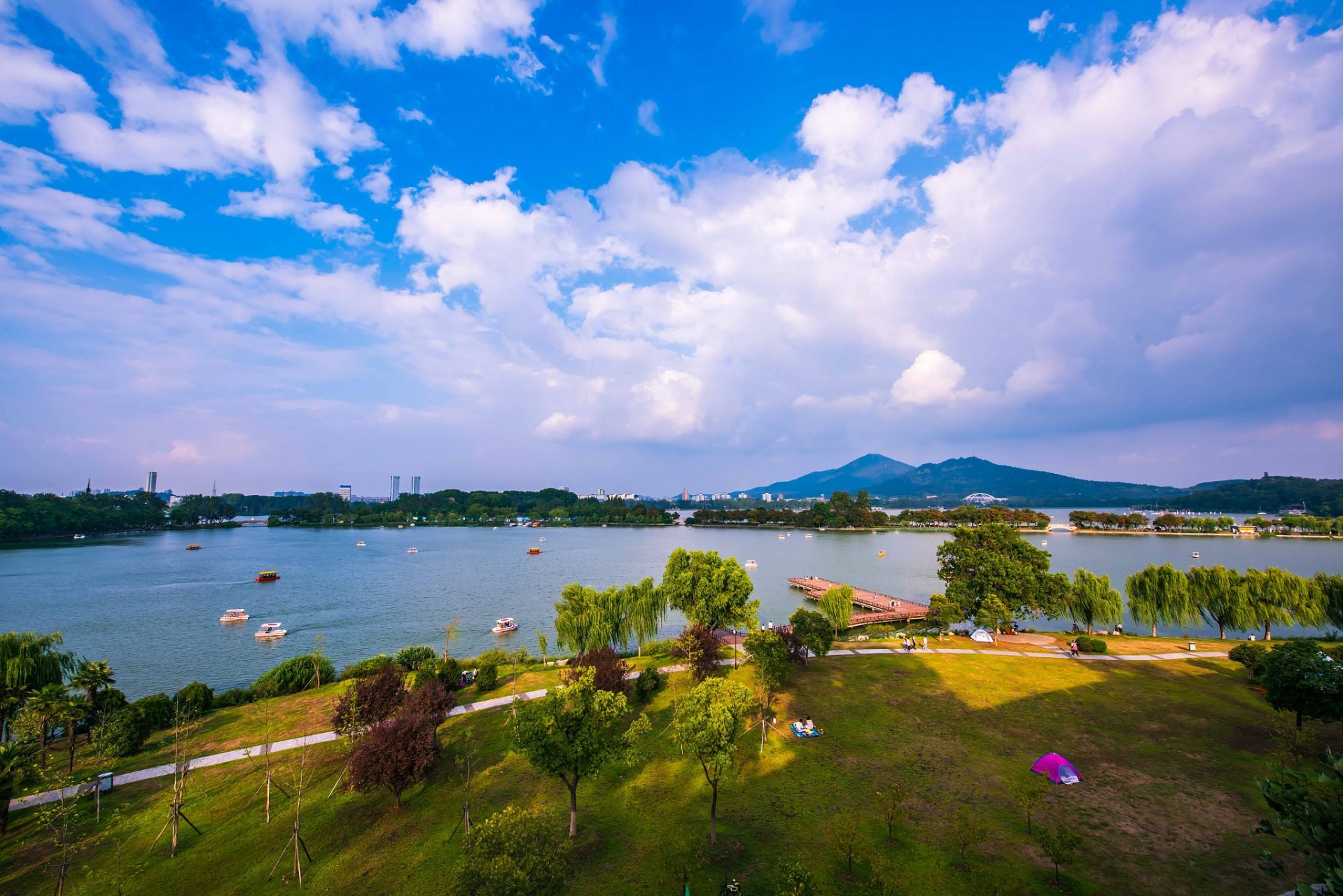 玄武湖公园位于江苏省南京市玄武区,东枕紫金山,西靠明城墙,是中国最